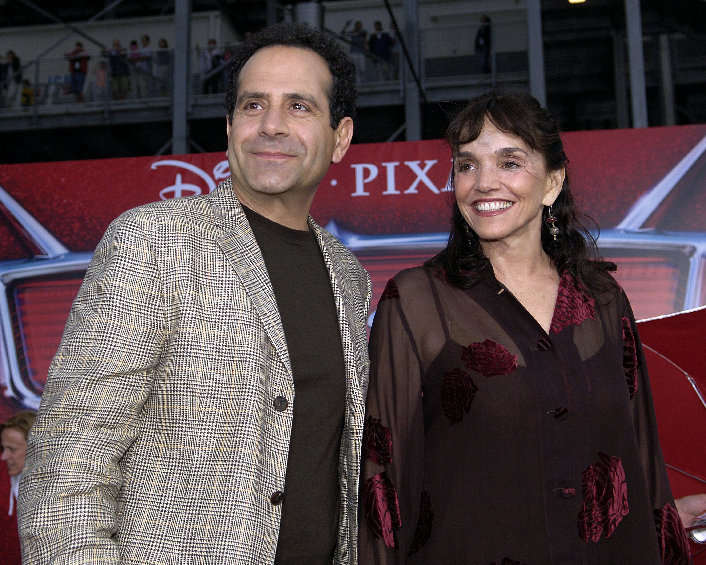 Tony Shalhoub und die Schauspielerin bei der Weltpremiere von „Cars“ am 26. Mai 2006 in Charlotte, North Carolina. | Quelle: Getty Images