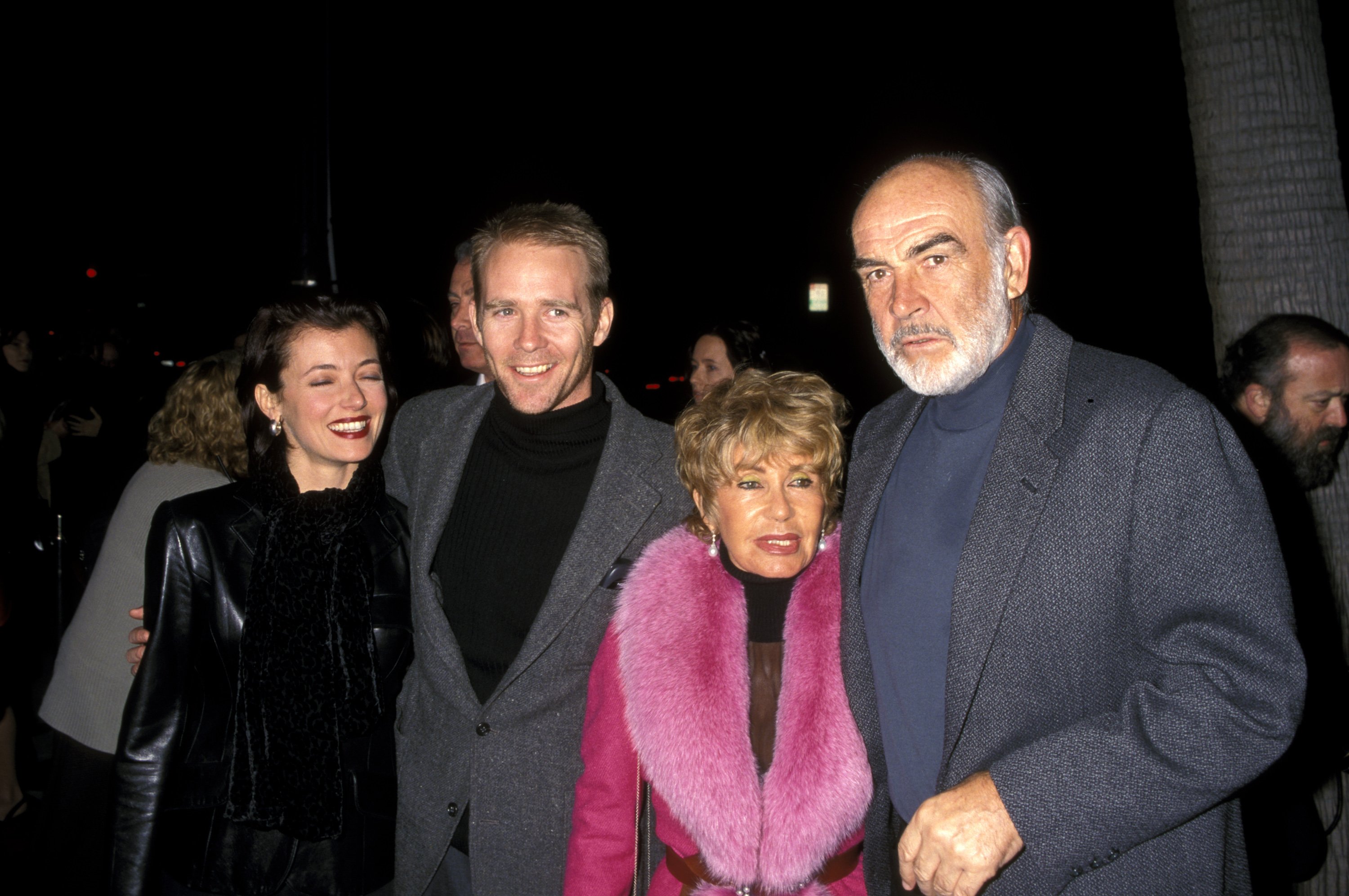 Jason Connery, Mia Sara, Sean Connery und Micheline Roquebrune bei der "Playing by Heart"-Premiere. 10. Dezember 1998 | Quelle: Getty Images