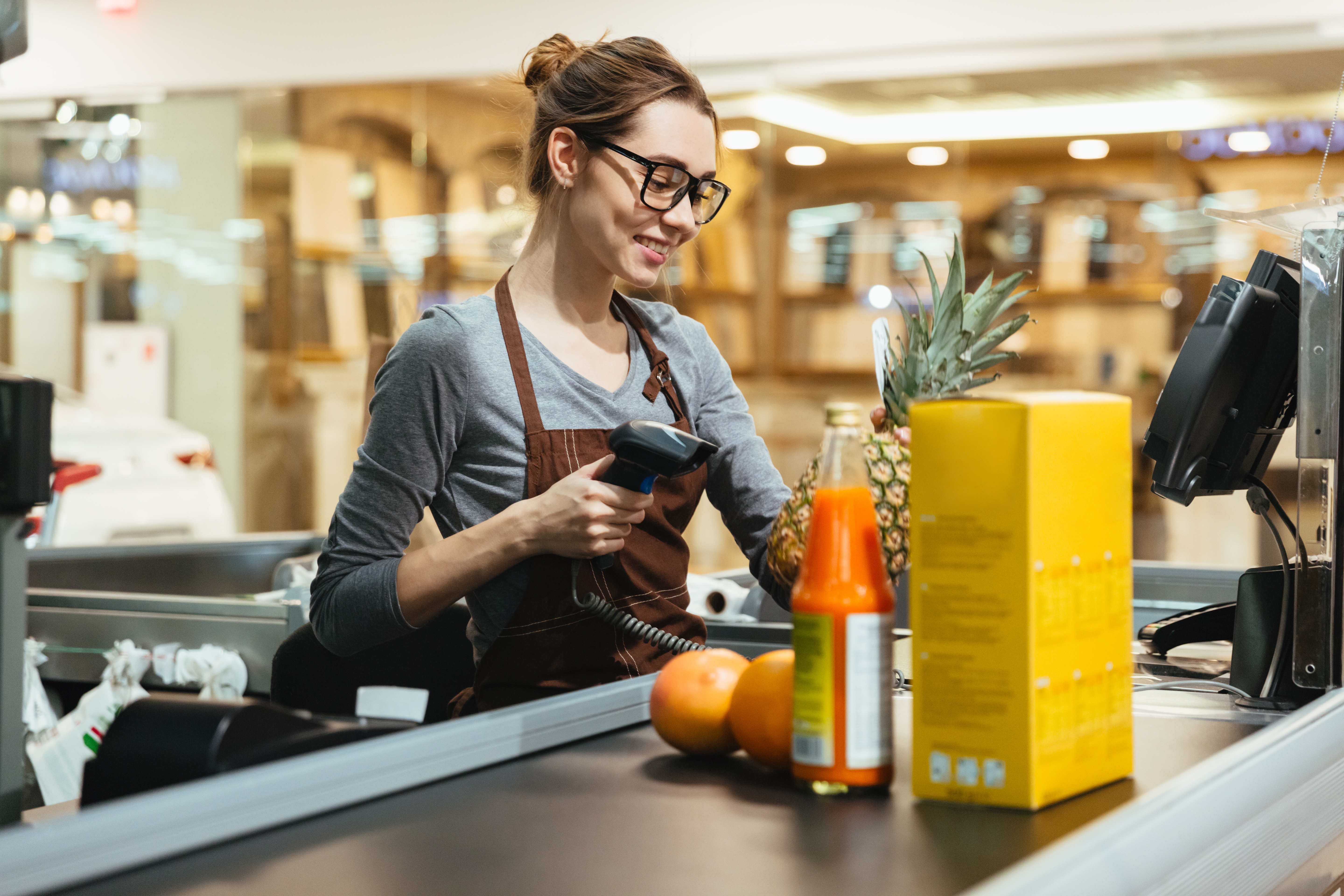 Eine Kassiererin, die in einem Supermarkt arbeitet. | Quelle: Shutterstock