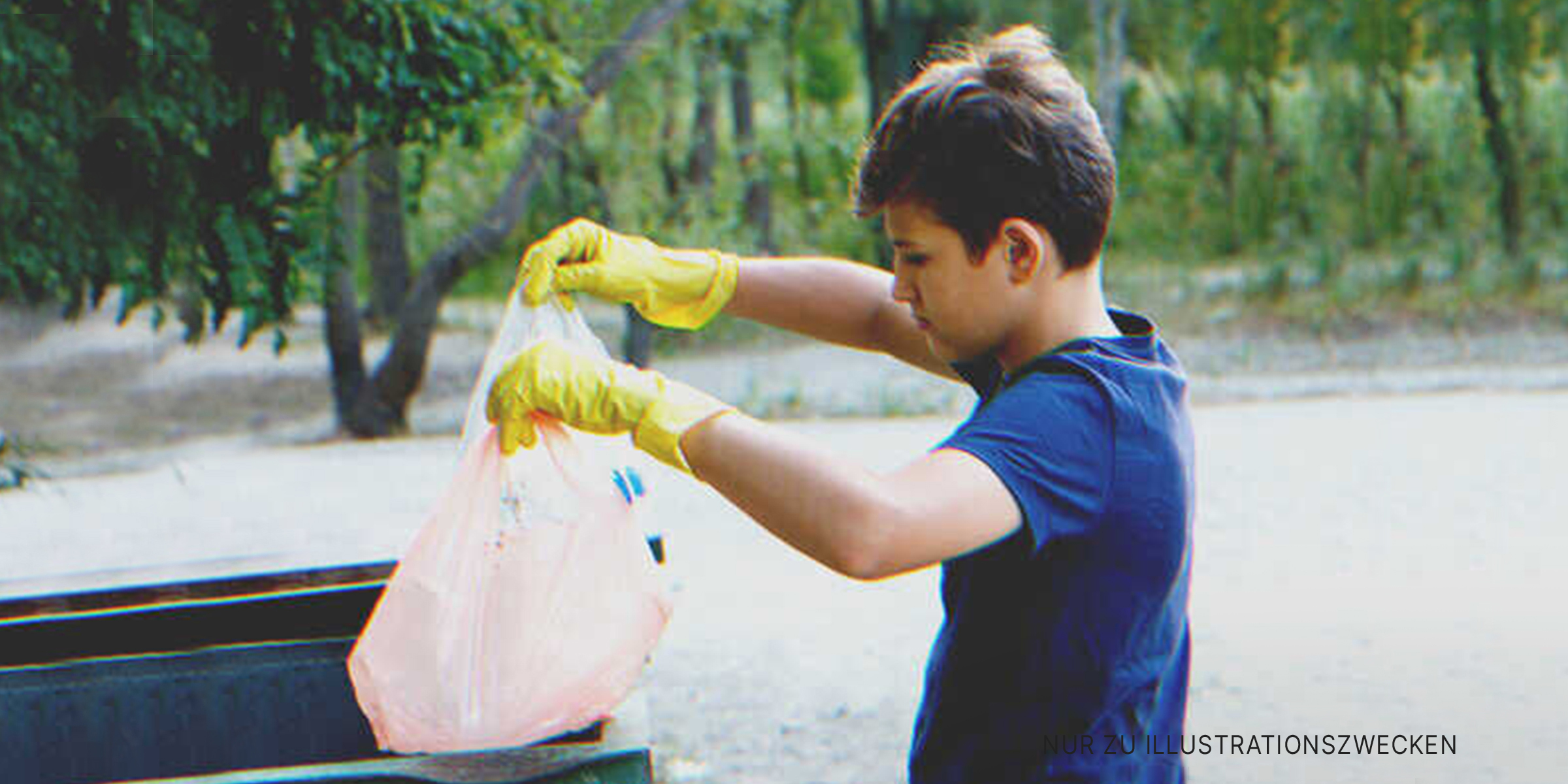 Junge räumt Müll auf | Quelle: Shutterstock