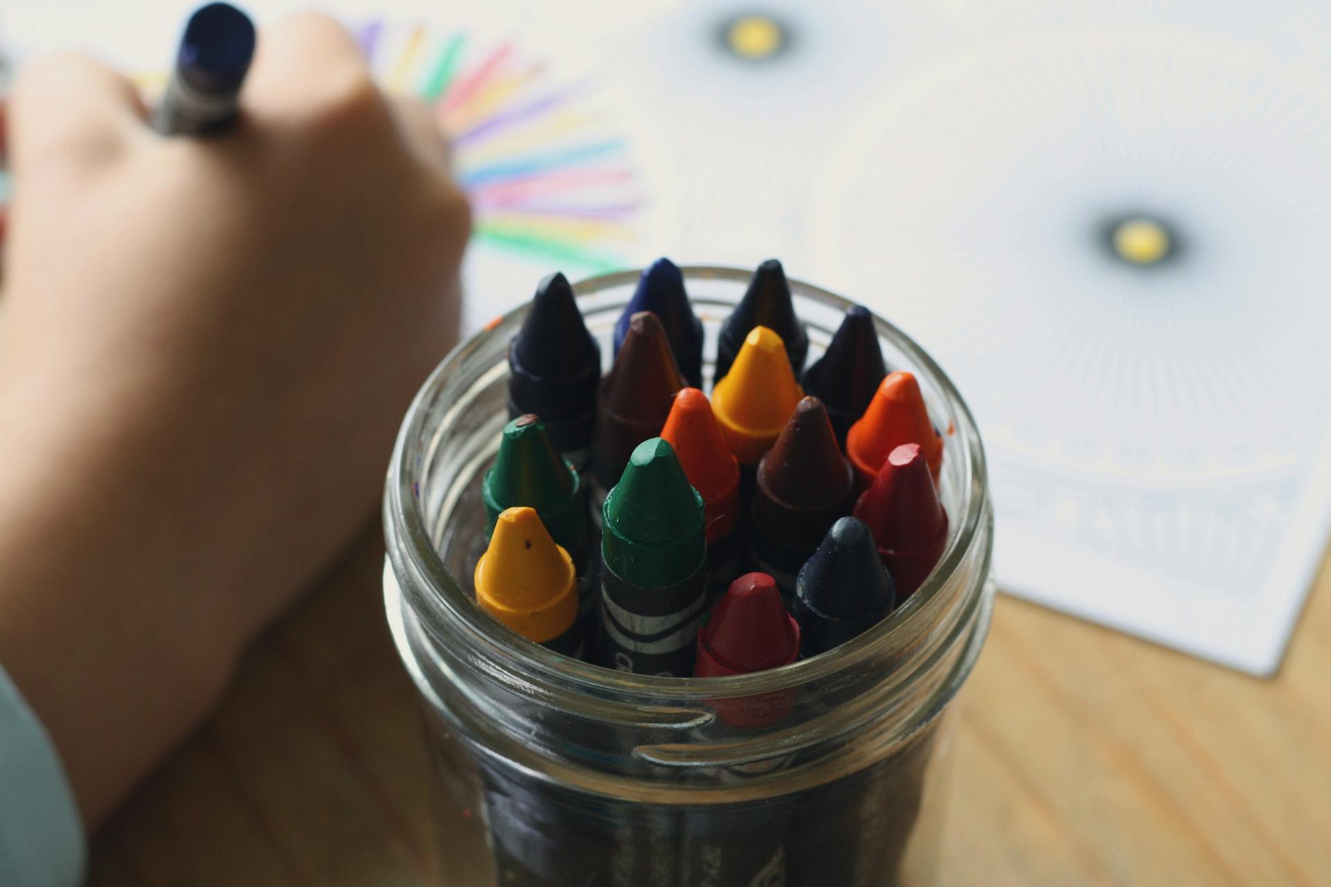 Ein Kind zeichnet mit Buntstiften | Quelle: Pexels