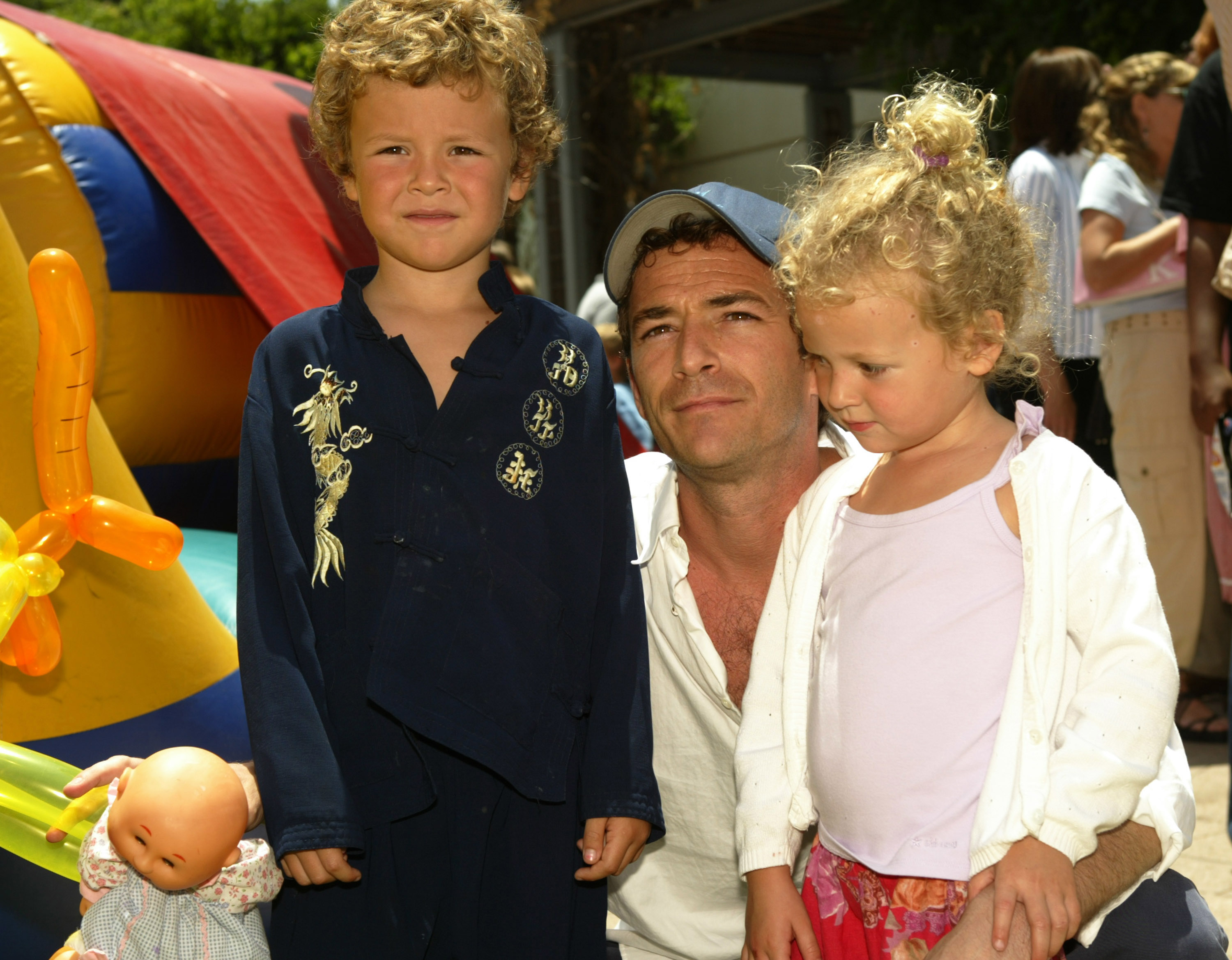 Luke Perry, mit Sophie und Jack am 6. Juni 2004 | Quelle: Getty Images