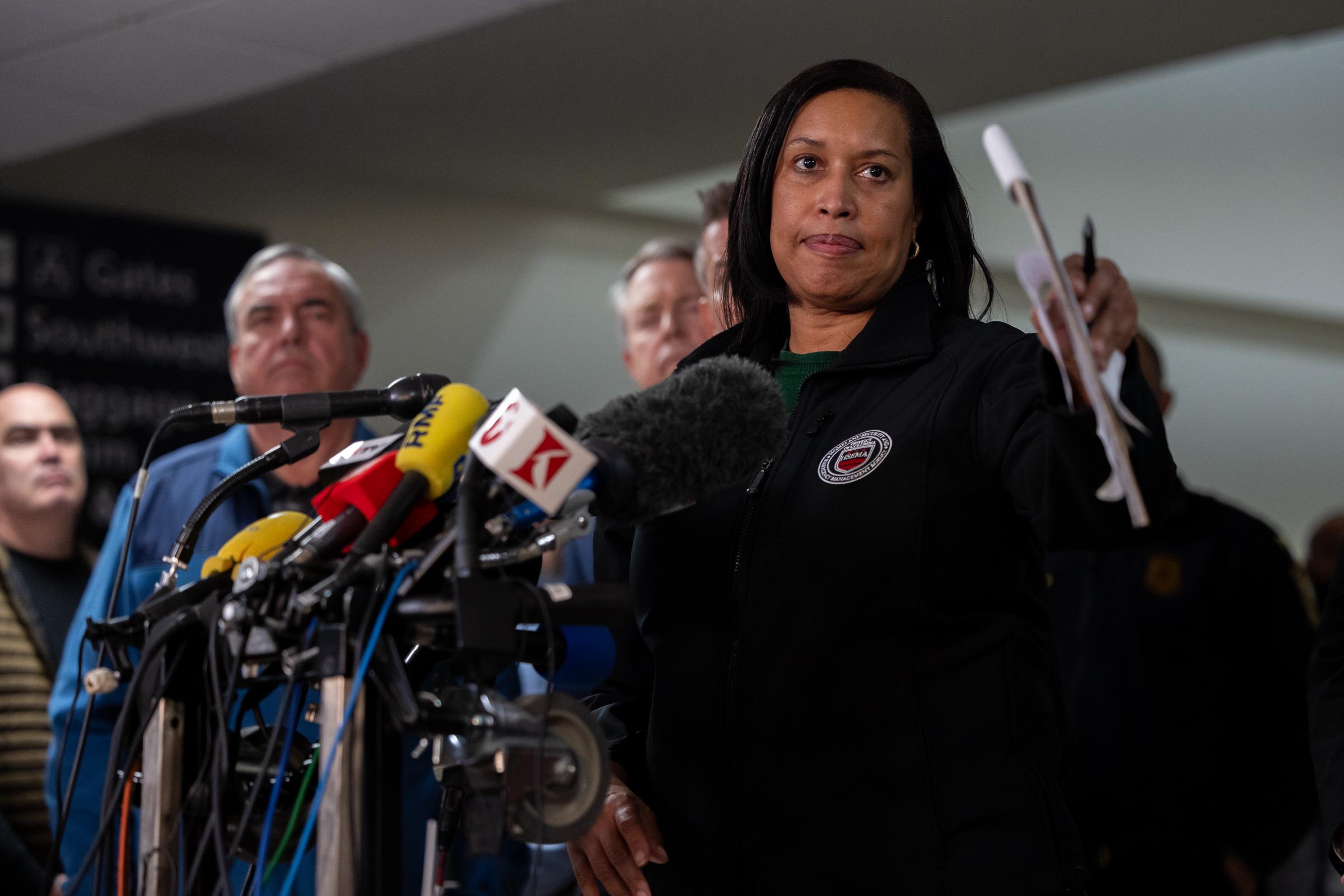 Bürgermeisterin Muriel Bowser spricht auf einer Pressekonferenz mit anderen Regierungsvertretern über die Rettungsmaßnahmen nach dem Zusammenstoß zwischen einem Flugzeug der American Airlines und einem Armeehubschrauber in Washington, D.C. am 30. Januar 2025. | Quelle: Getty Images