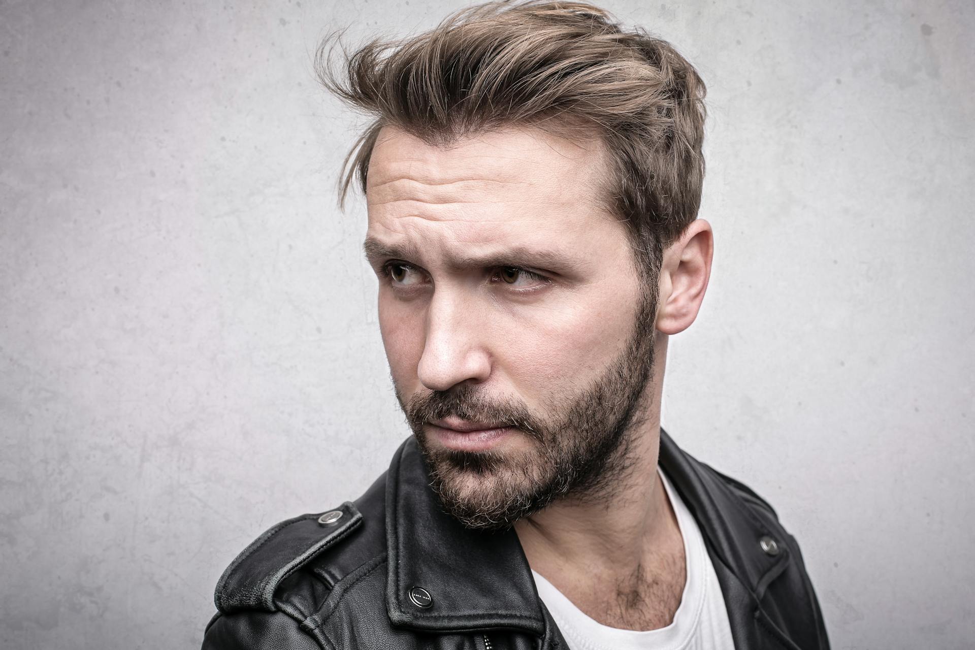 Ein Mann, der jemandem die Stirn runzelt | Quelle: Pexels