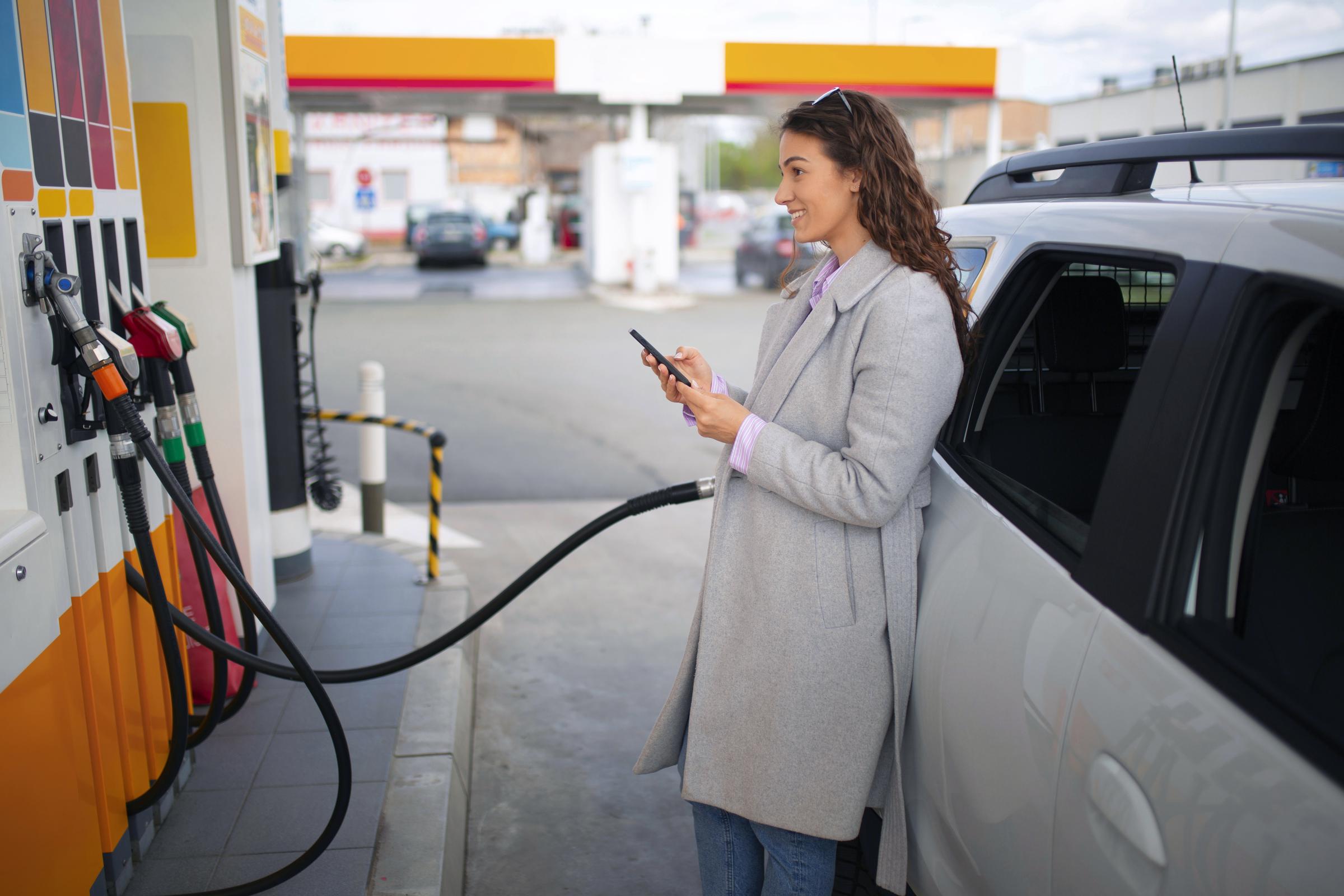 Eine Frau an einer Tankstelle | Quelle: Freepik