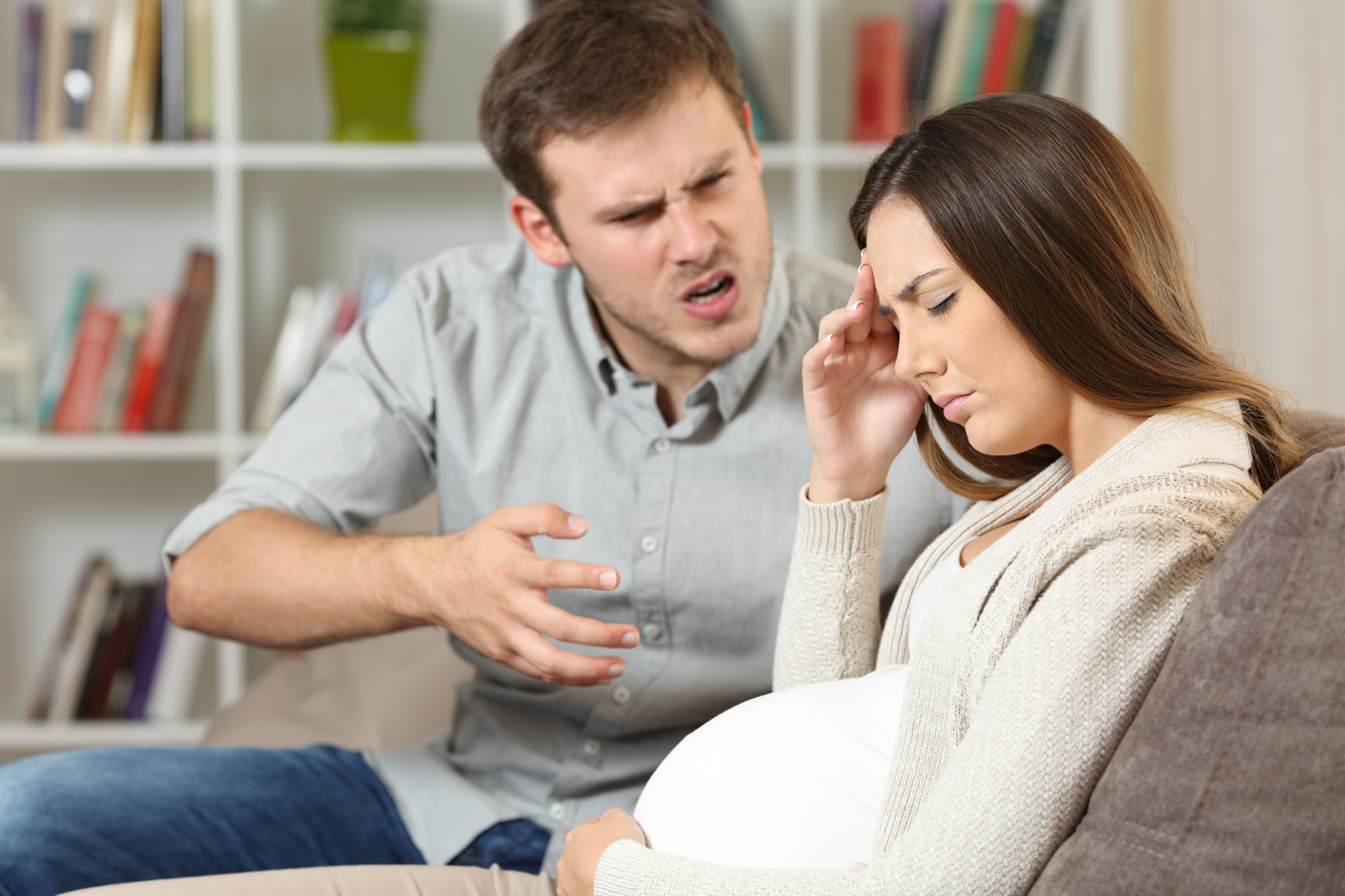Eine schwangere Frau und ihr Mann im Streit | Quelle: Shutterstock