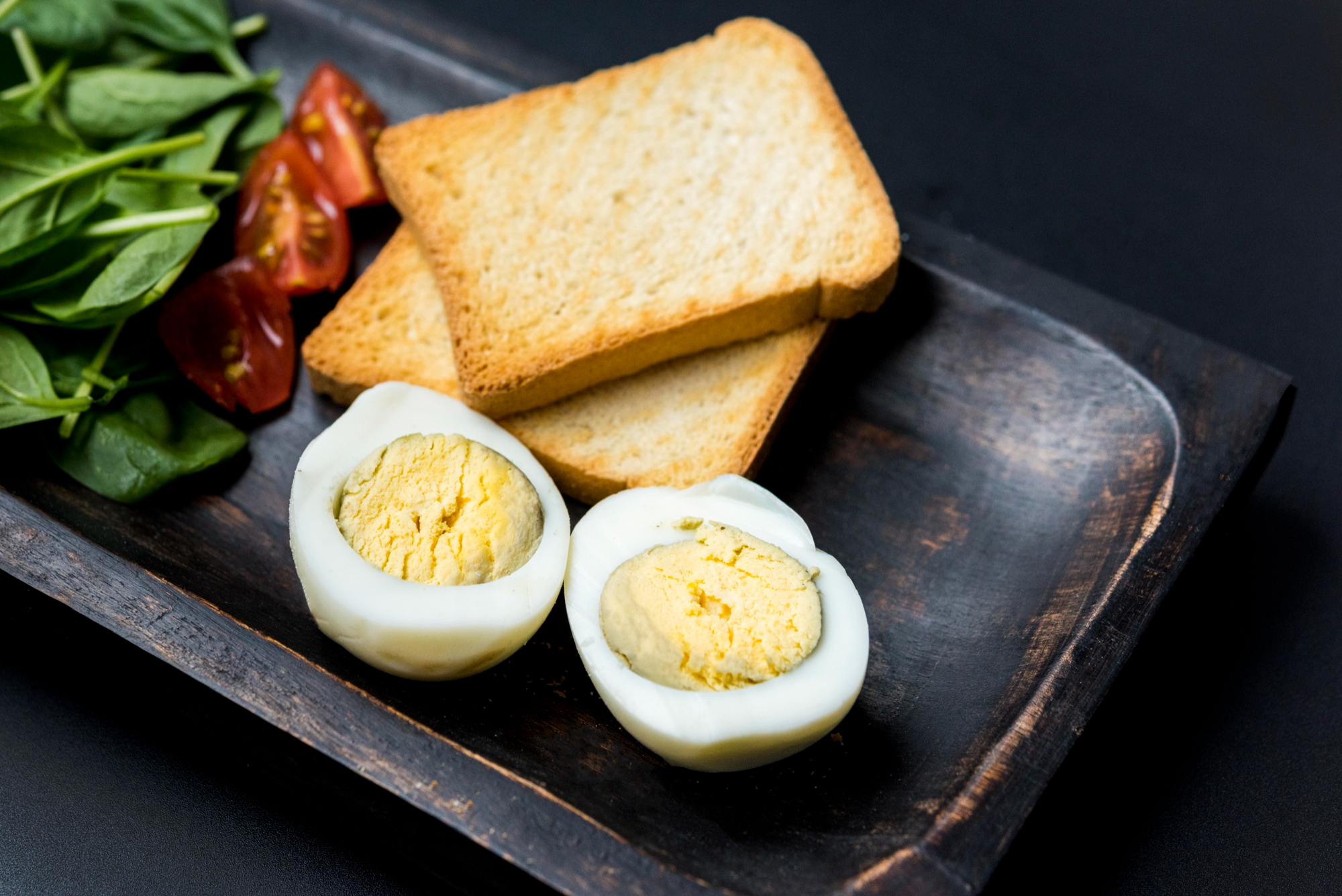 Getoastete Brotscheiben mit gekochten Eiern | Quelle: Freepik