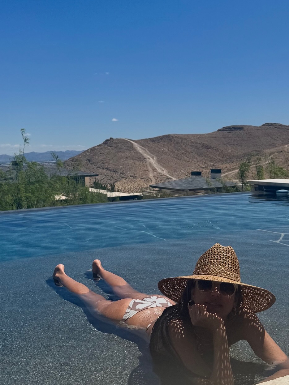 Jessica Alba am Pool in ihrem Urlaub von ihrem Karussell vom 1. Juni 2025 | Quelle: Instagram/jessicaalba