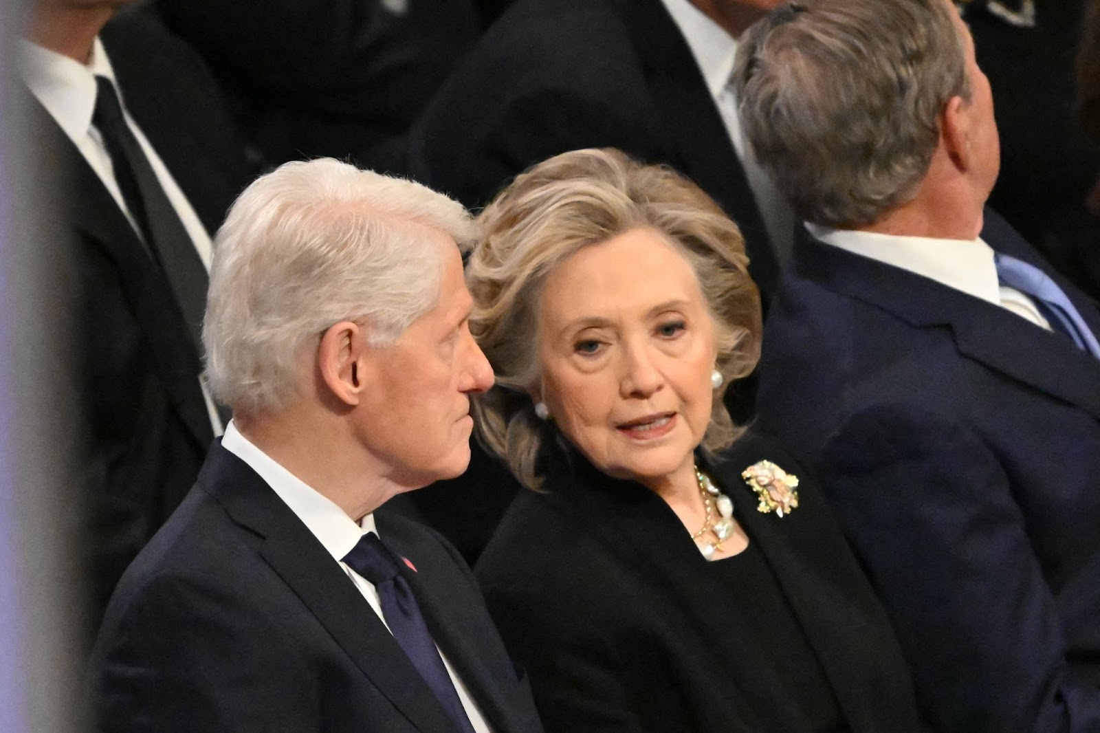 Der ehemalige US-Präsident Bill Clinton und Hillary Clinton bei der Trauerfeier für den ehemaligen US-Präsidenten Jimmy Carter. | Quelle: Getty Images