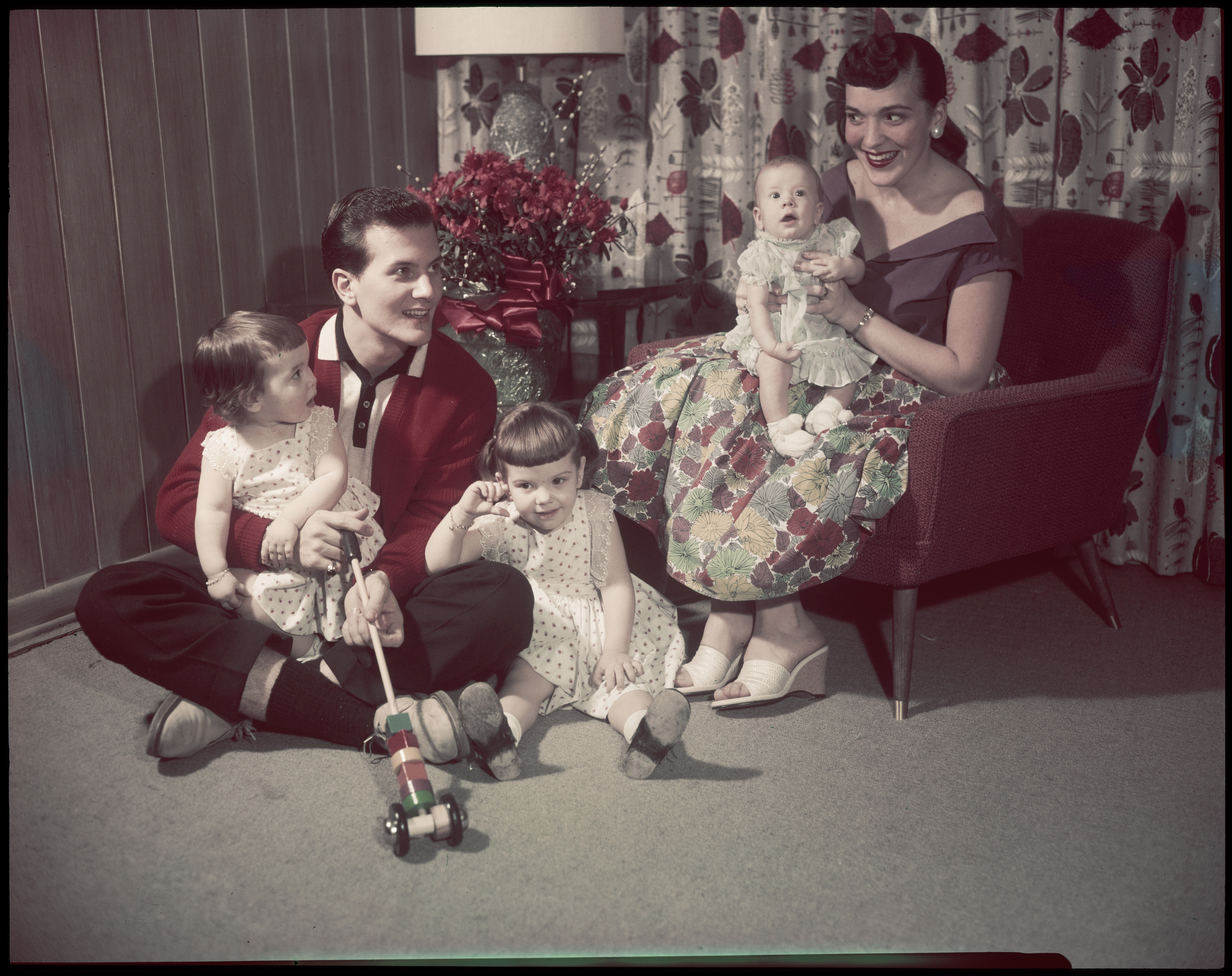 Pat Boone mit seiner Familie, fotografiert 1957 | Quelle: Getty Images