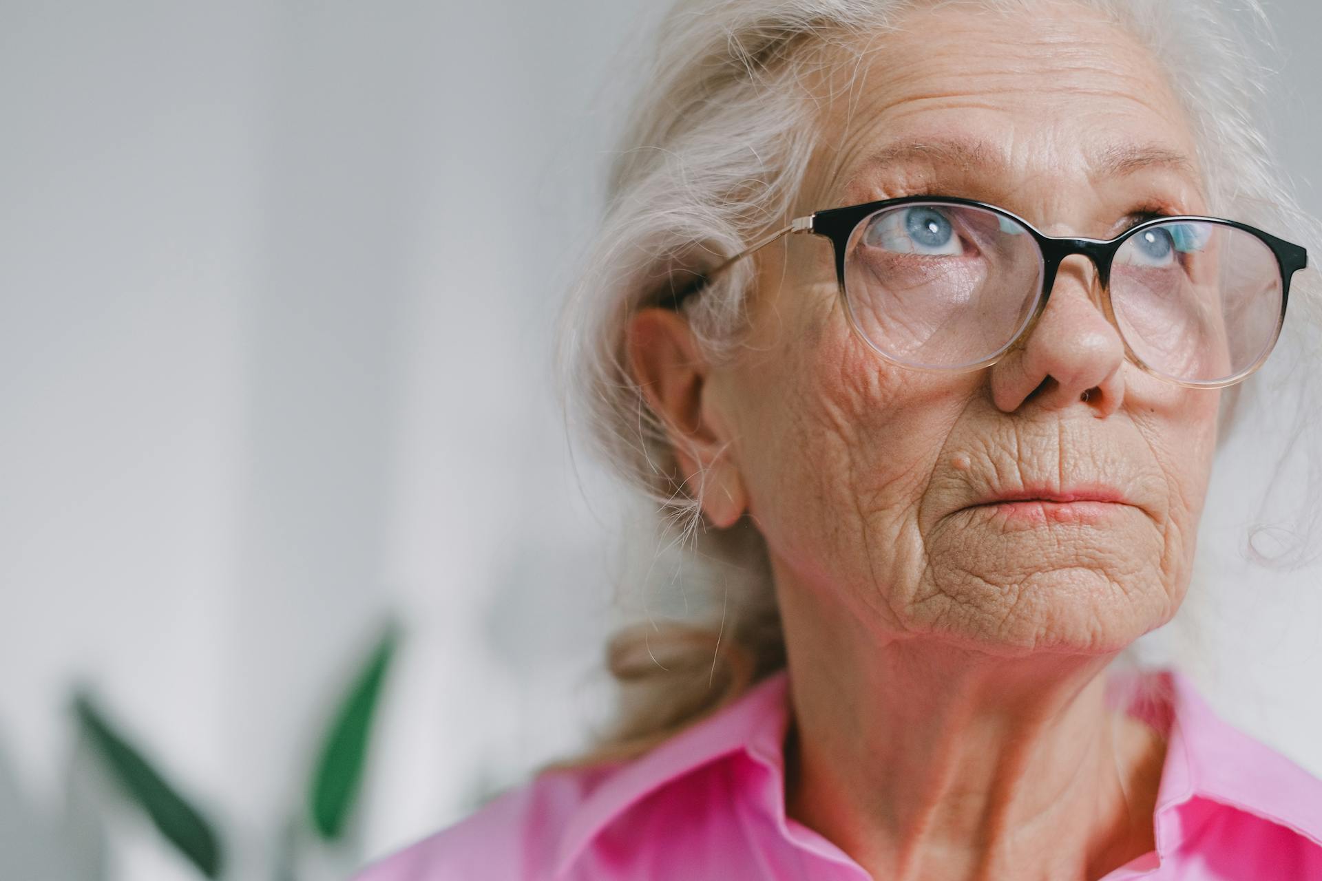 Eine Frau mit grimmigem Blick | Quelle: Pexels