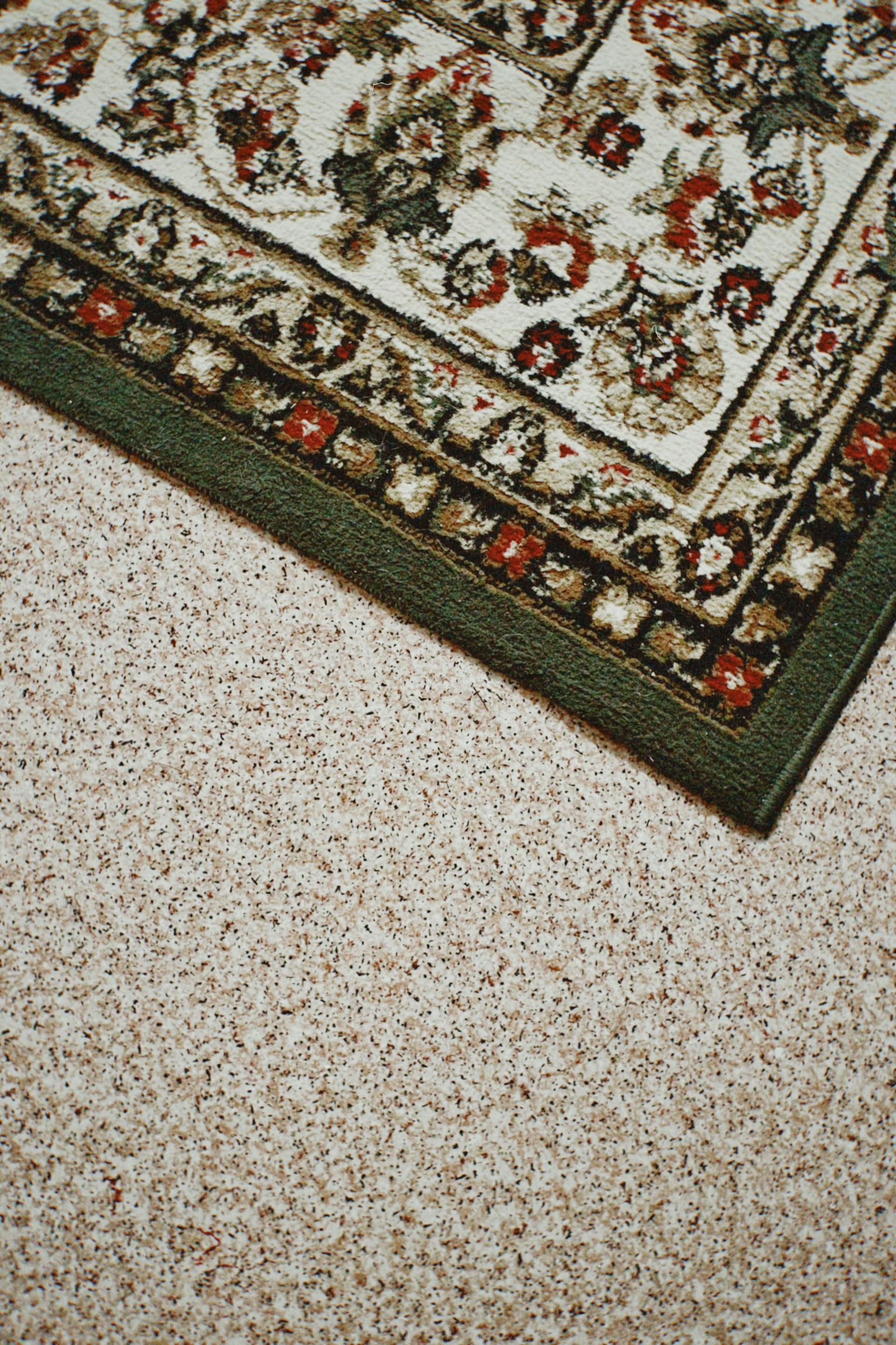 Eine Nahaufnahme eines Teppichs auf einem Teppichboden | Quelle: Pexels