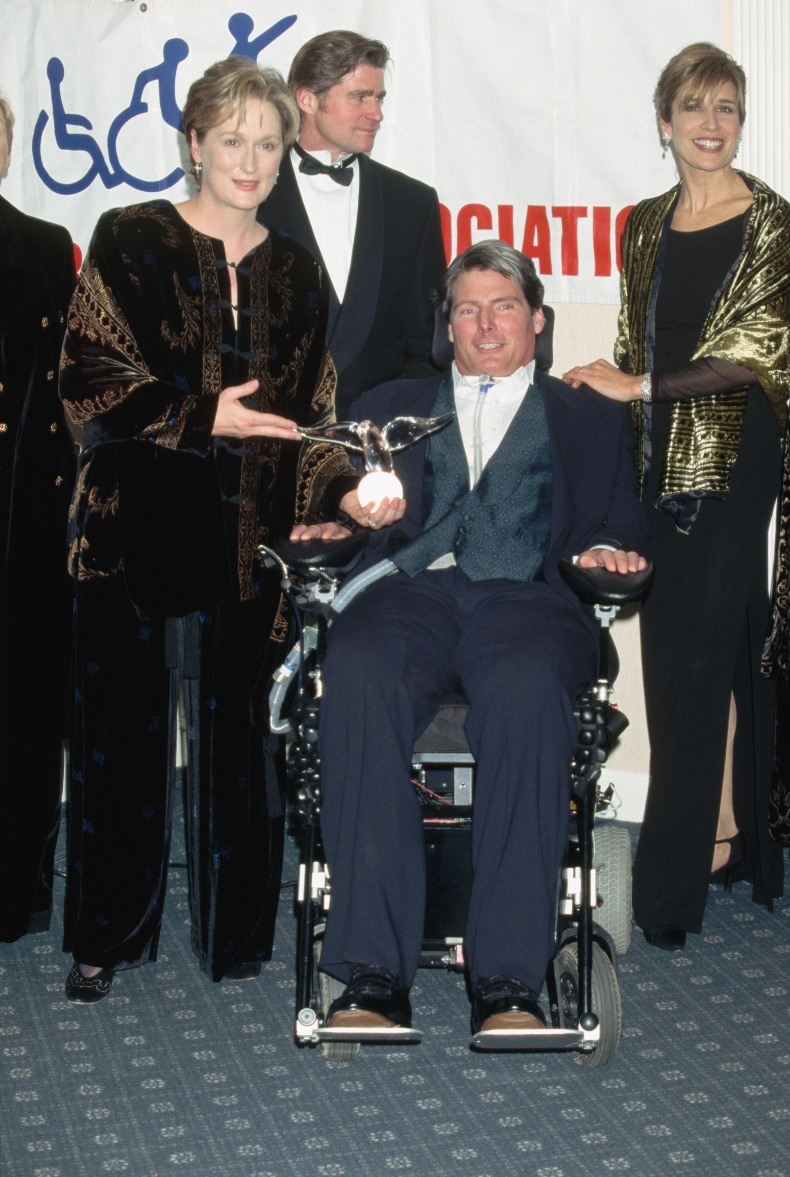 Treat Williams, Meryl Streep, Christopher und Dana Reeve bei der jährlichen Benefizveranstaltung der The Paralysis Association am 19. November 1996 in New York City | Quelle: Getty Images