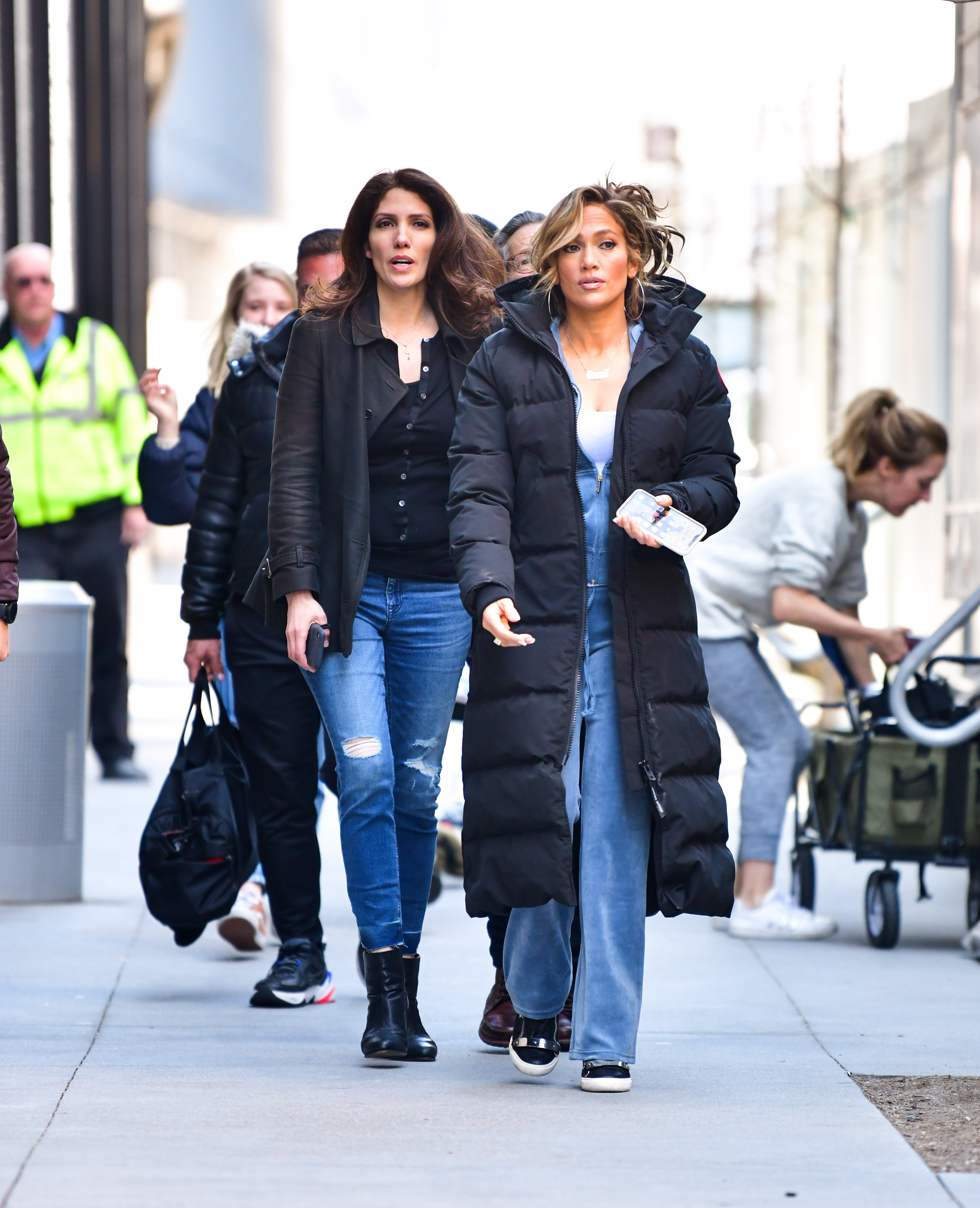 Lynda und Jennifer Lopez bei Dreharbeiten zu "Hustlers" in Manhattan in New York City, am 4. April 2019 | Quelle: Getty Images