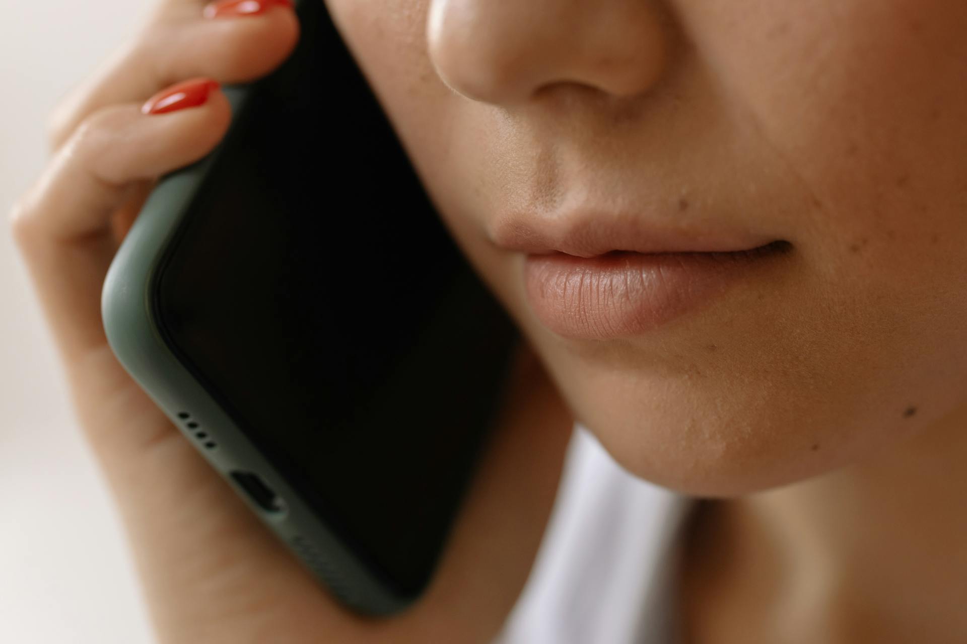 Nahaufnahme einer Frau, die mit ihrem Handy telefoniert | Quelle: Pexels