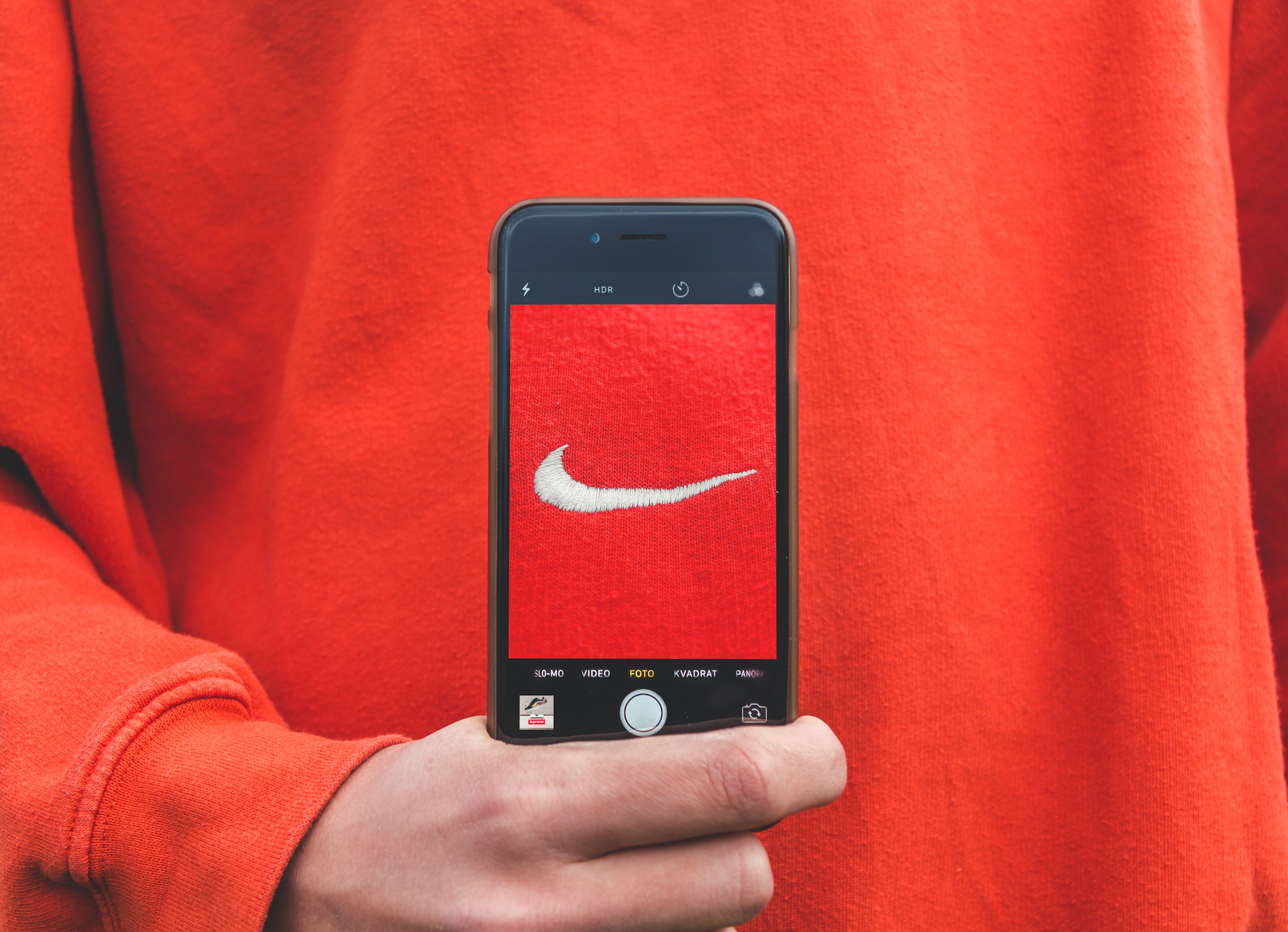 Roter Nike-Pullover | Quelle: Unsplash