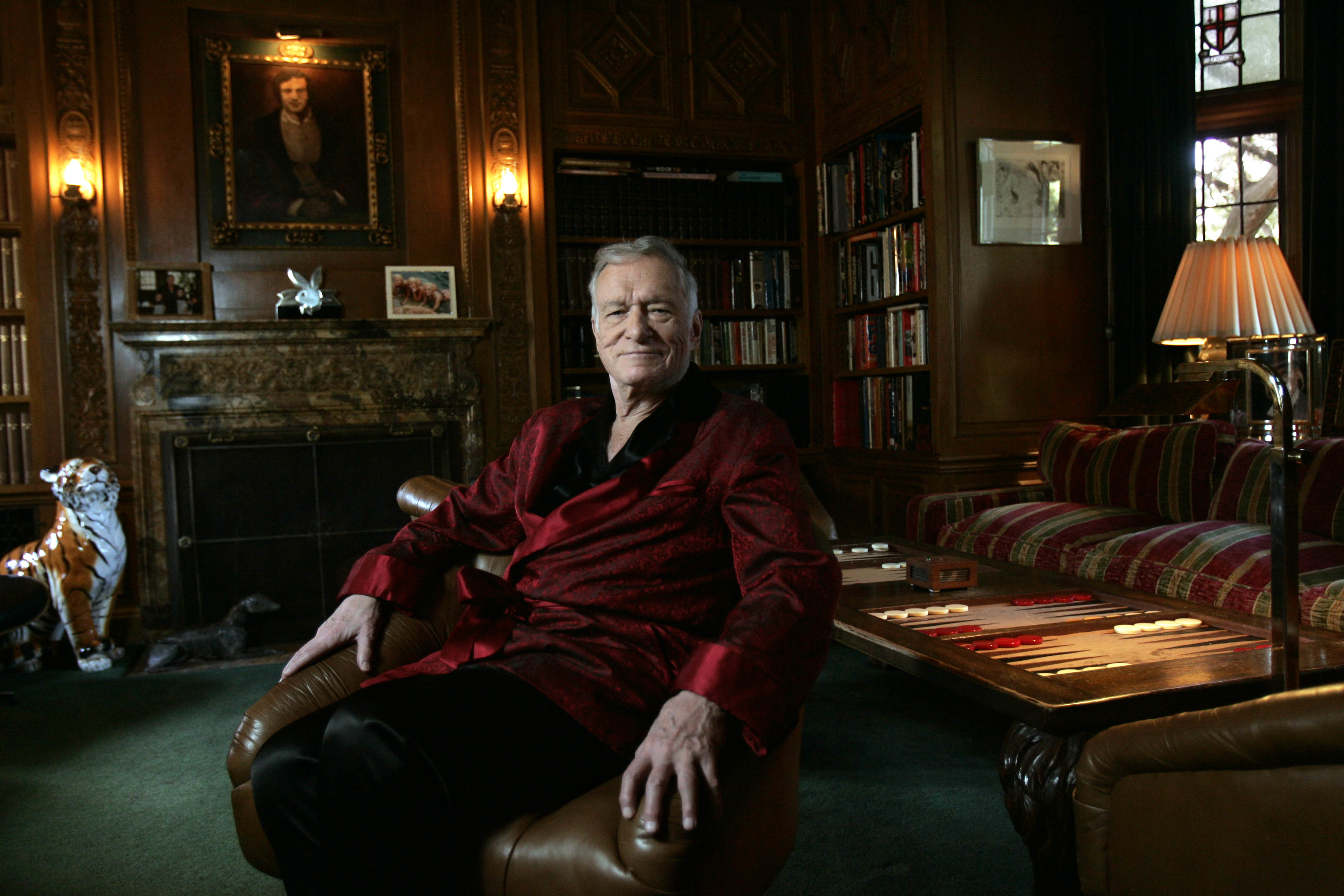 Playboy-Gründer Hugh Hefner sitzt am 26. Februar 2009 in seiner Villa in Los Angeles. Schauspieler Bill Pullman spielt den verstorbenen Zeitschriftenverleger in „Playmates“, einem Film, der von einer aufstrebenden Playmate und einem Teenager-Mädchen handelt, zwischen denen sich eine ungewöhnliche Freundschaft entwickelt. | Quelle: Getty Images