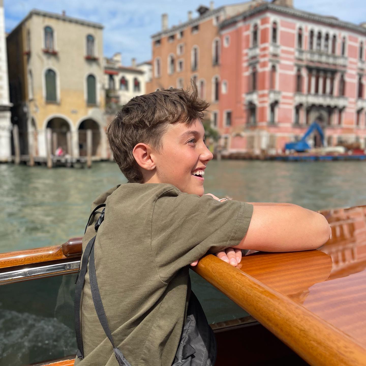 Melisas Urlaubsalbum enthielt neben den großen Familienfotos auch einzelne Momentaufnahmen mit den Kindern. Zusammen boten die Fotos den Followern einen seltenen Einblick in Jeremys Leben als Vater von drei Kindern. | Quelle: Instagram/melisaosmond