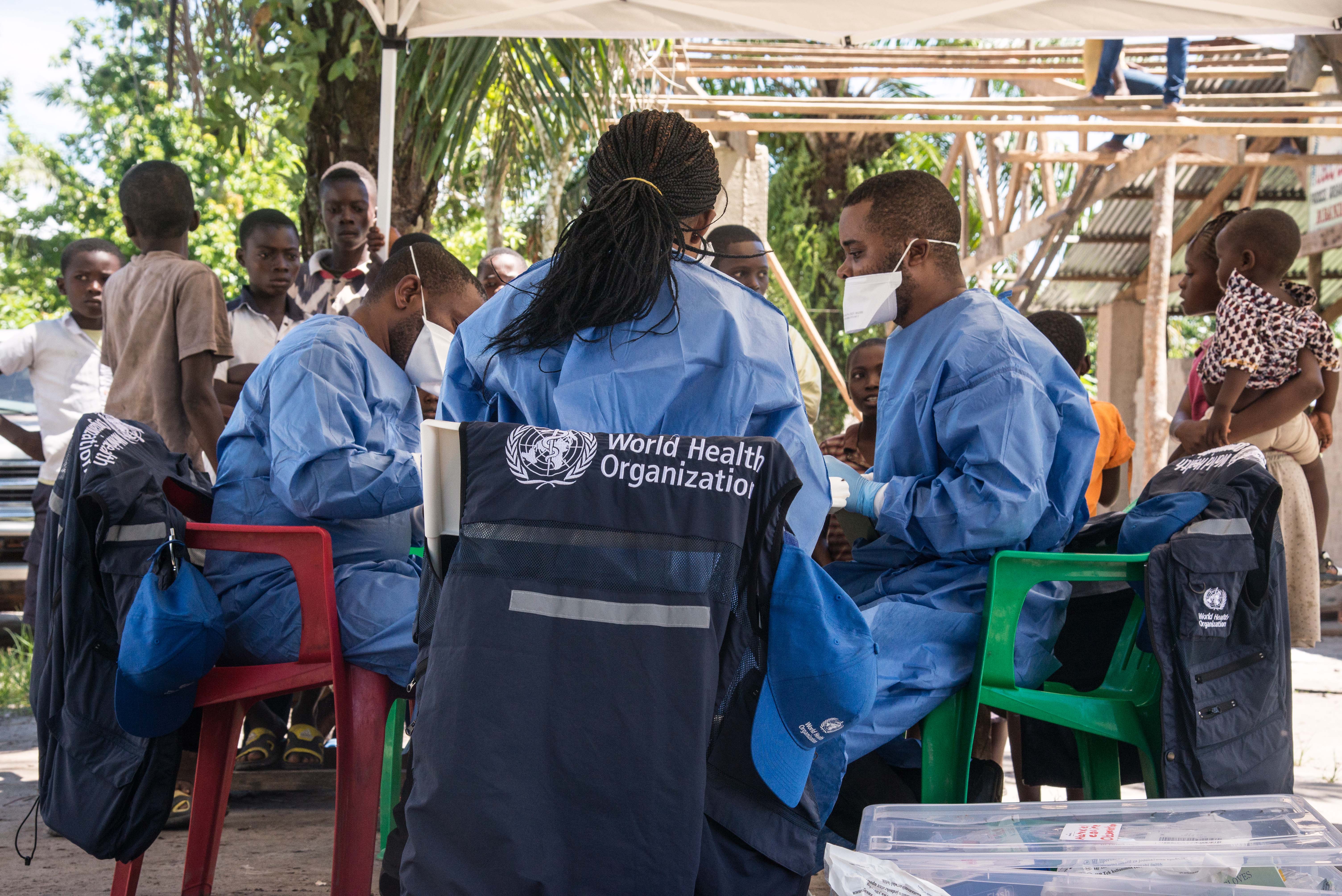 Ein Team der Weltgesundheitsorganisation (WHO) trifft sich am 21. Mai 2018 mit Einwohnern in der Demokratischen Republik Kongo | Quelle: Getty Images