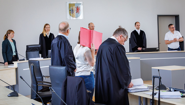 04. Juni 2026, Rostock: Die Angeklagte steht zwischen ihren Anwälten Andreas Ohm (r.) und Thomas Löcker (l.) beim Landgericht während der Fortsetzung des Mordprozesses im Fall Fabian. | Quelle: Getty Images