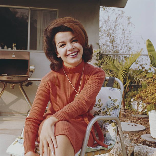 Annette Funicello sitzt im Freien, ca. 1965. | Quelle: Getty Images