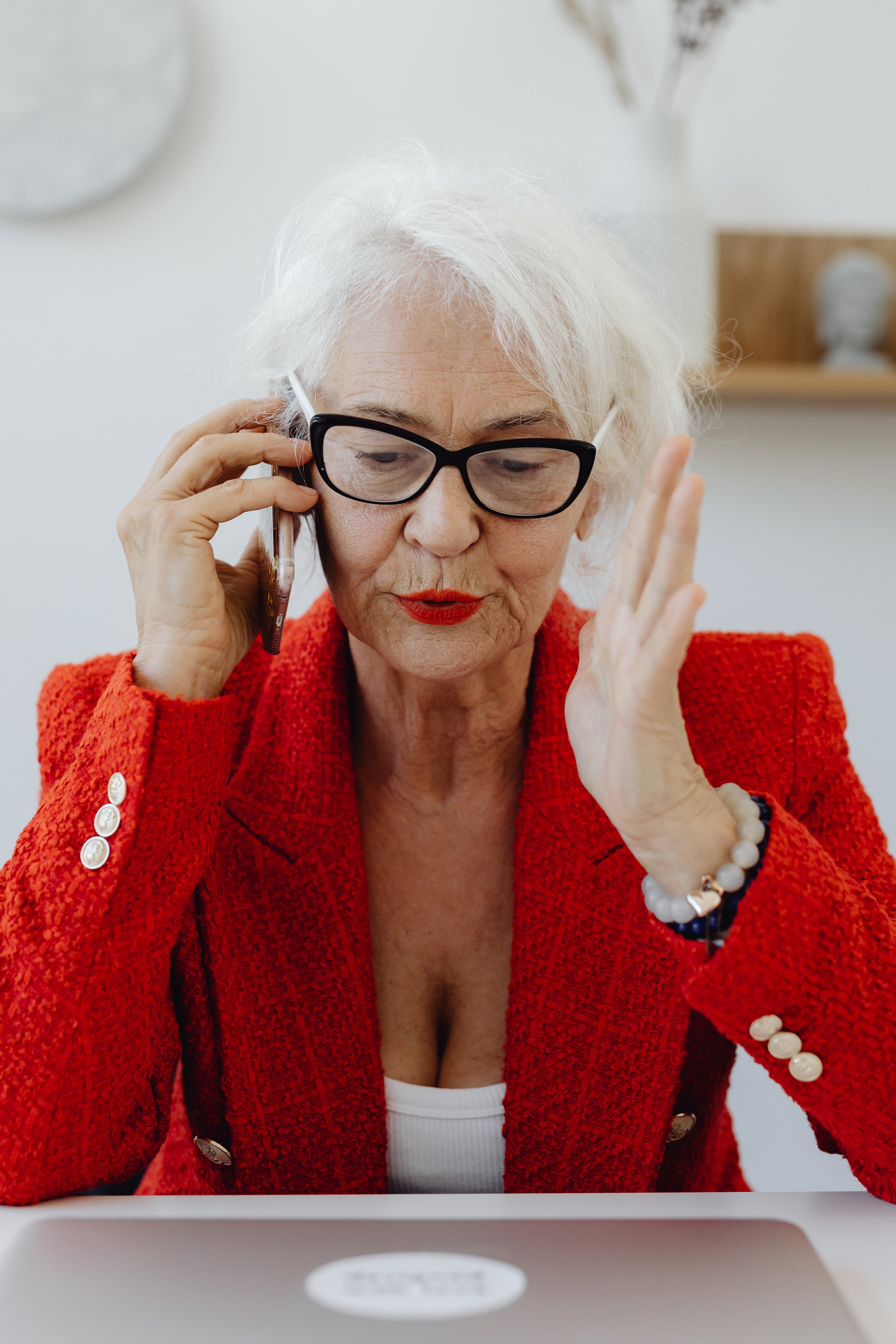 Eine ältere Frau beim Telefonieren | Quelle: Pexels