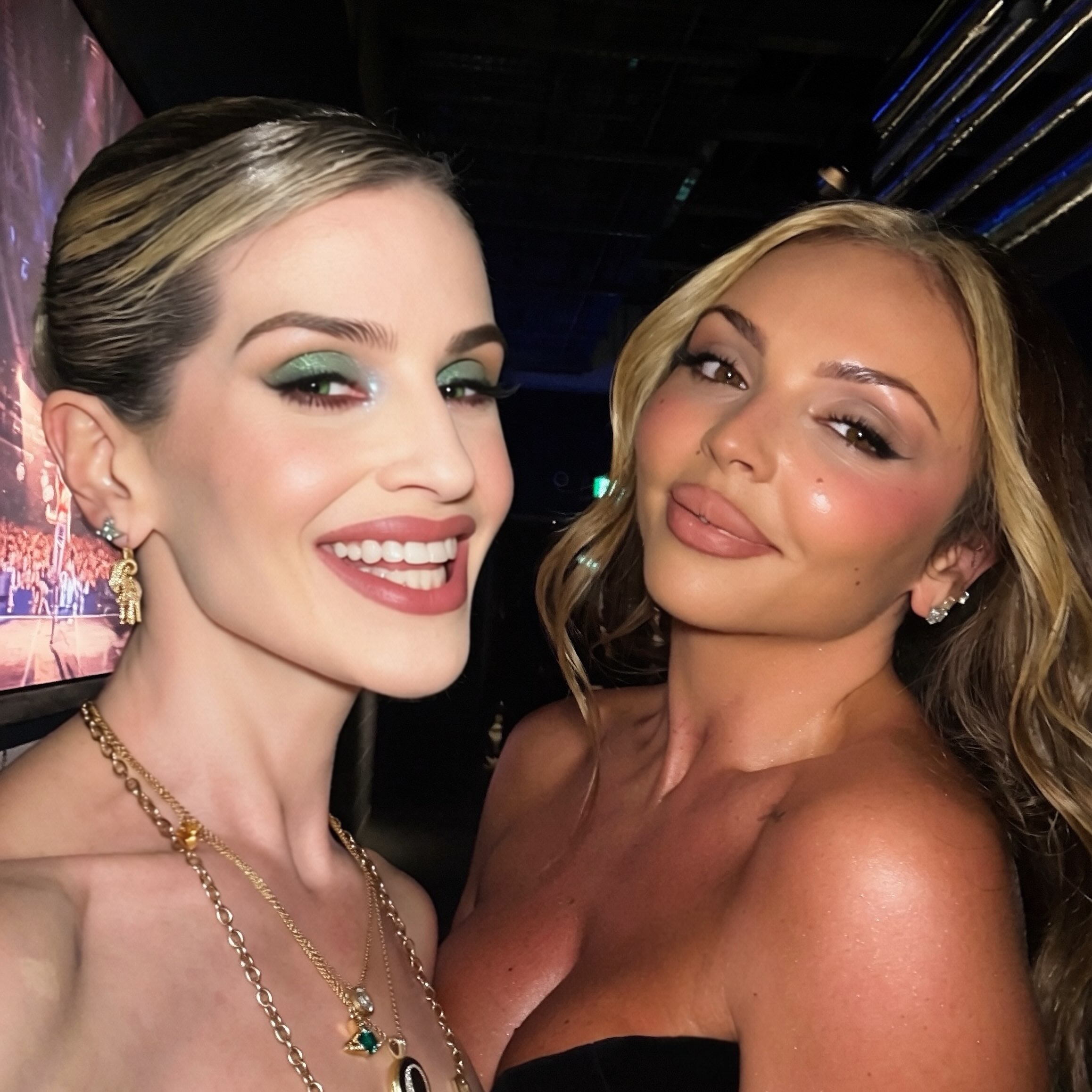 Ein Blick hinter die Kulissen: Kelly macht ein Nahaufnahme-Selfie zusammen mit der Sängerin Jesy Nelson, deren Projekt ebenfalls in der Kategorie „Authored Documentary“ nominiert war. | Quelle: Instagram/kellyosbourne