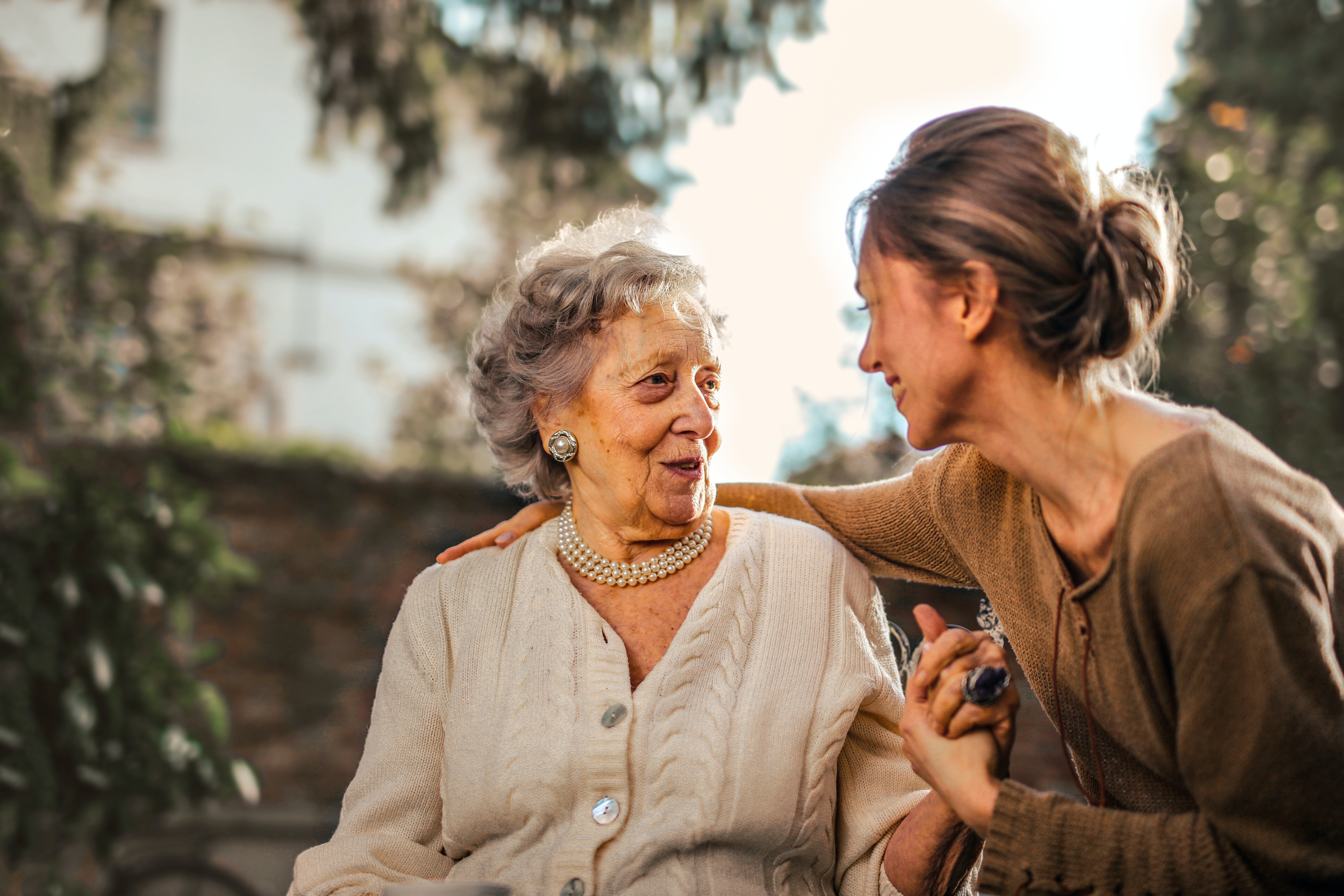 Eine ältere Frau im Gespräch mit einer jungen Frau | Quelle: Pexels