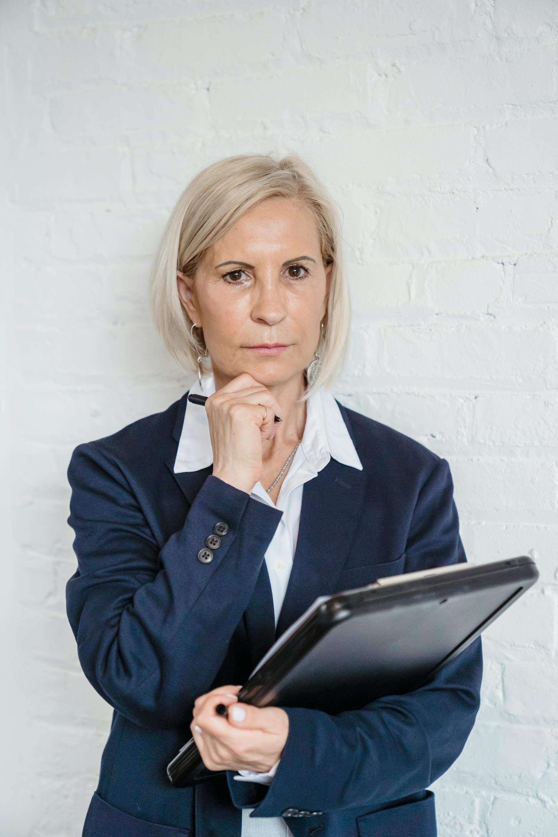 Eine Frau, die ein Klemmbrett hält | Quelle: Pexels