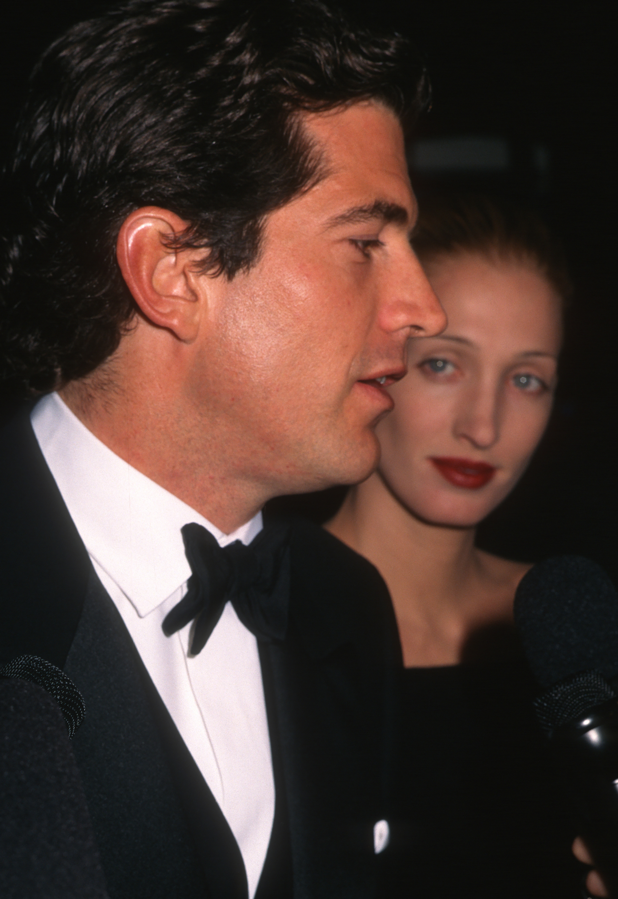 John F. Kennedy Jr. und Carolyn Bessette bei der Eröffnungsparty der Veranstaltung The Warhol Look: Glamour, Style, Fashion Veranstaltung im Whitney Museum am 6. November 1997 in New York. | Quelle: Getty Images