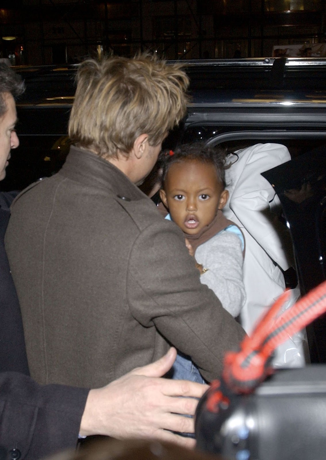 Brad Pitt wird mit Zahara beim Verlassen eines Spielzeugladens am 8. Dezember 2006 in New York fotografiert. | Quelle: Getty Images