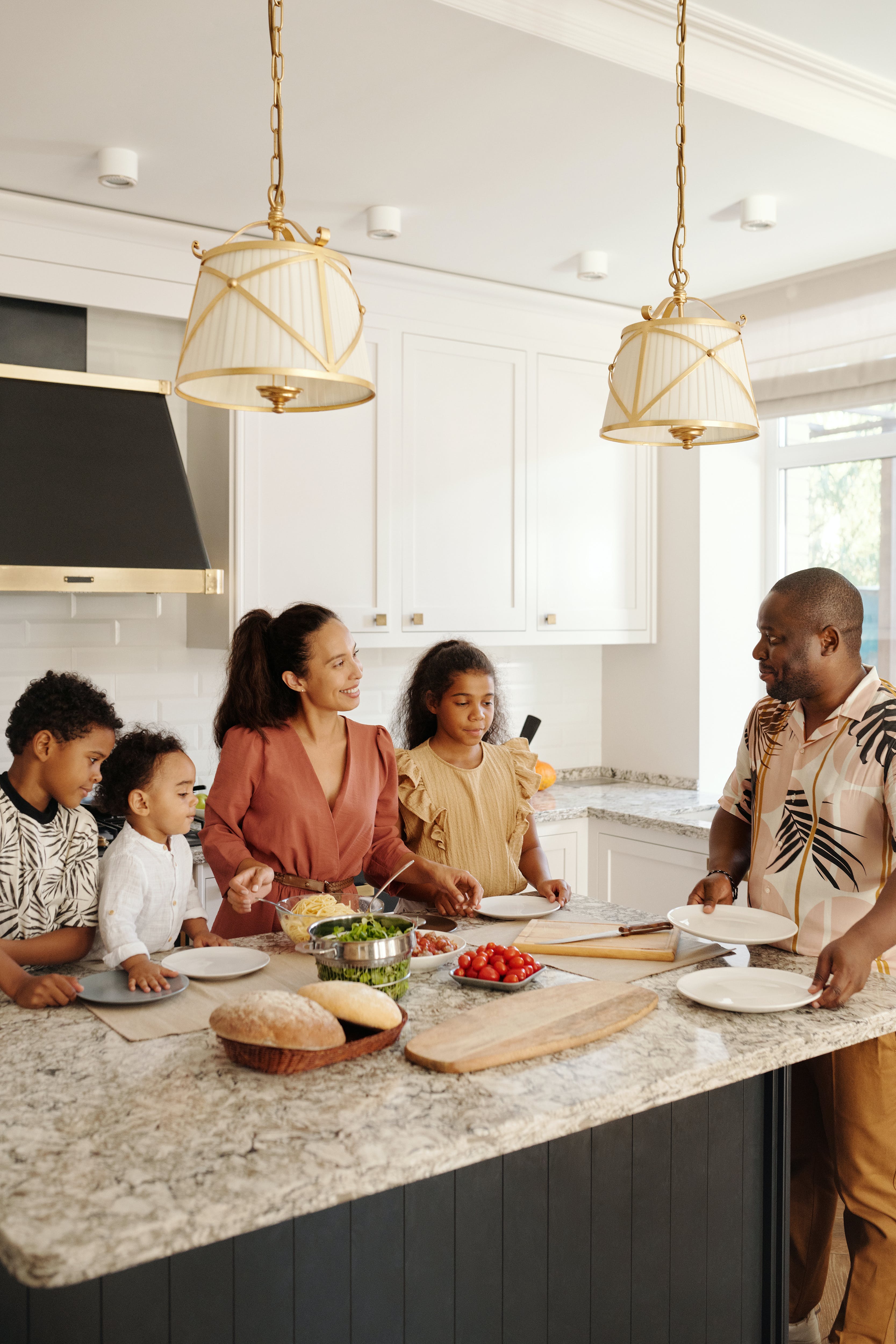 Eine große Familie, die gemeinsam in der Küche eine Mahlzeit zubereitet | Quelle: Pexels