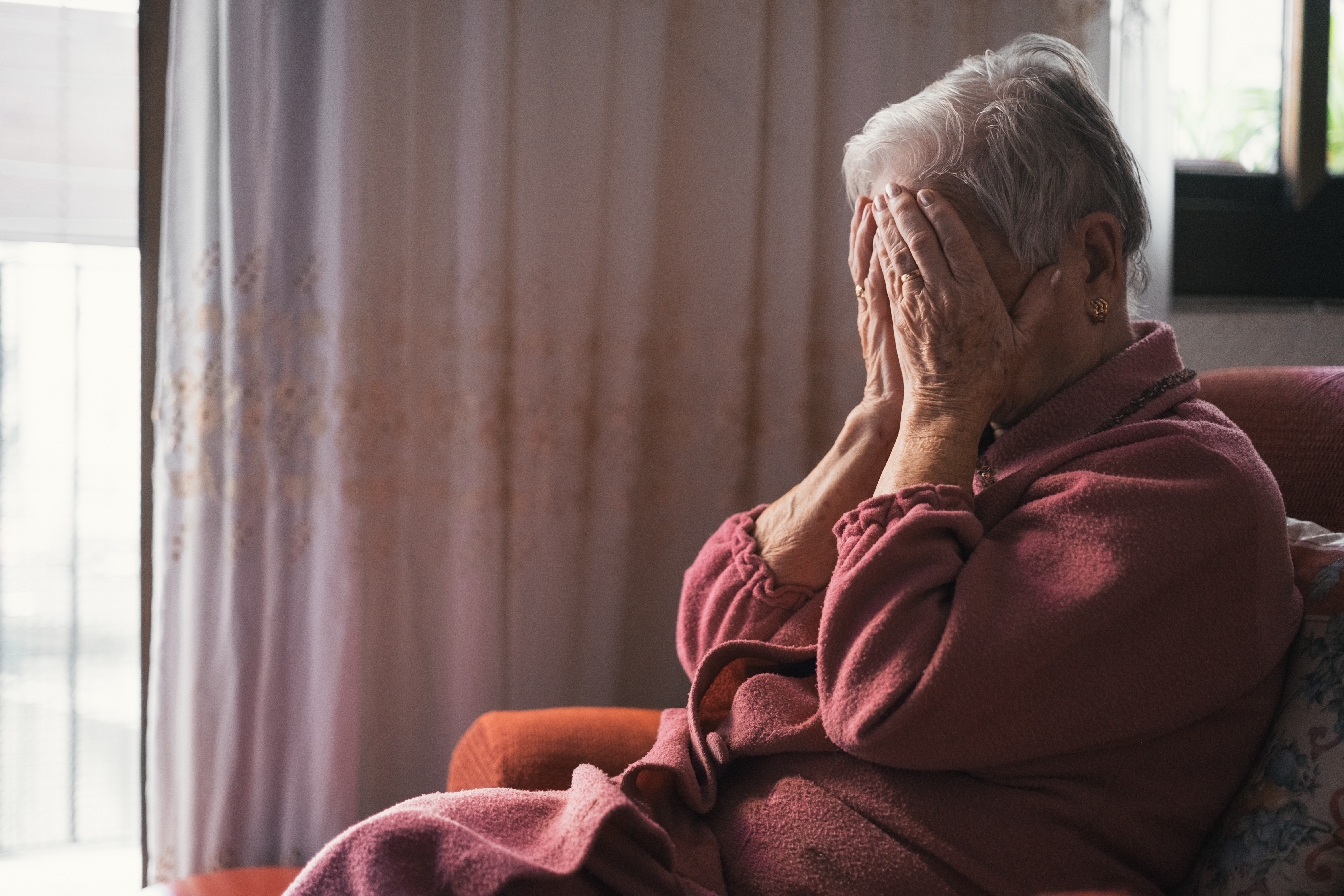 Eine traurige ältere Frau | Quelle: Shutterstock