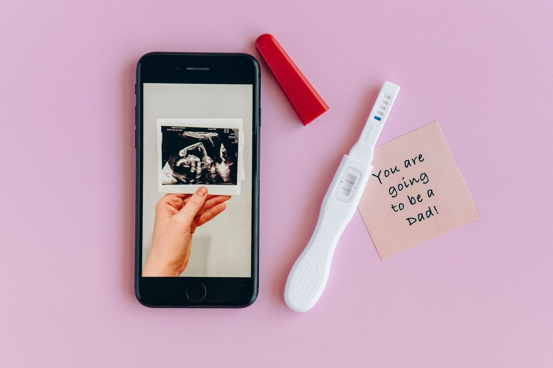 Positiver Schwangerschaftstest und Sonogramm. | Quelle: Pexels