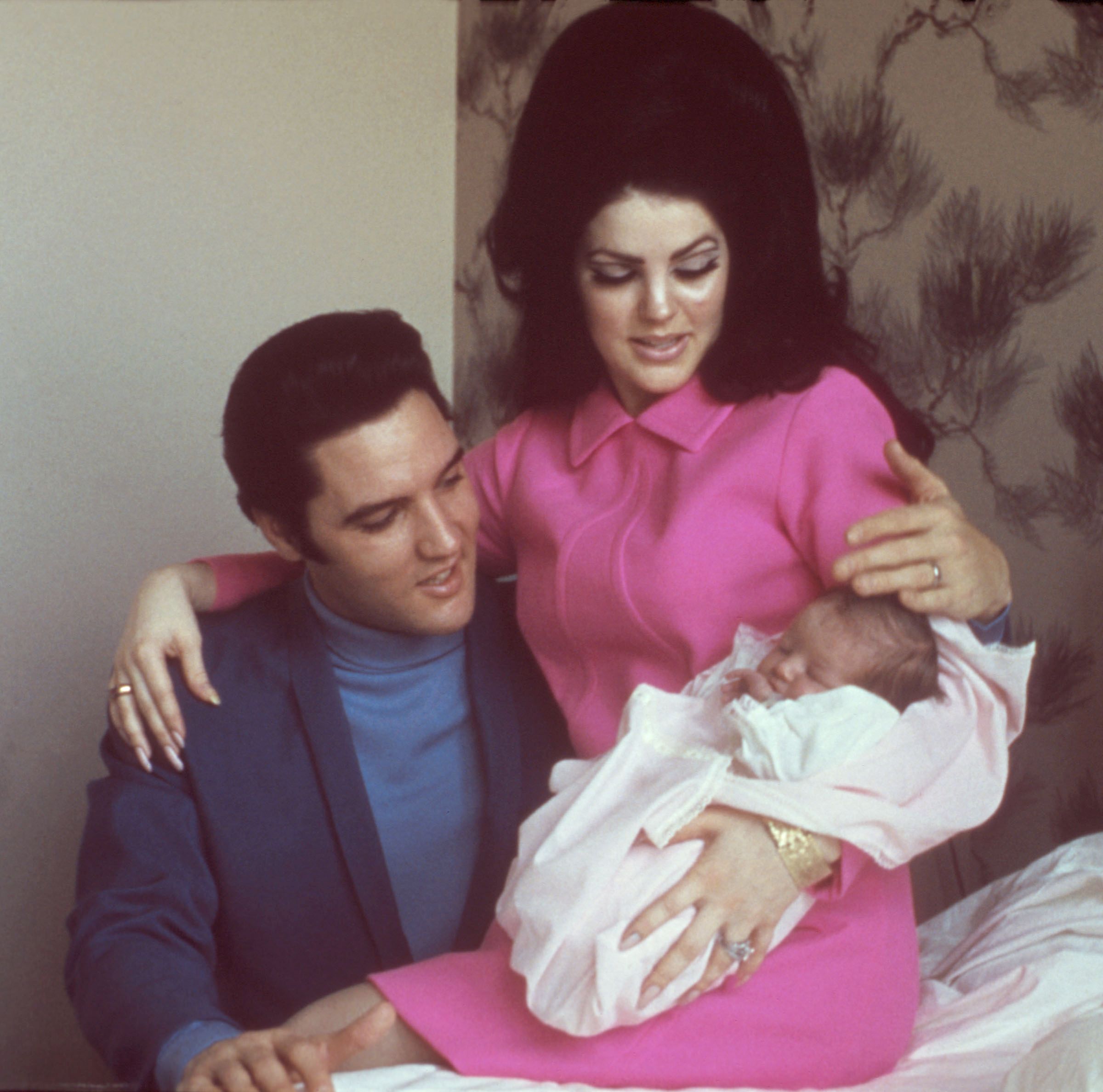 Elvis, Priscilla und Lisa Marie 1968. | Quelle: Getty Images