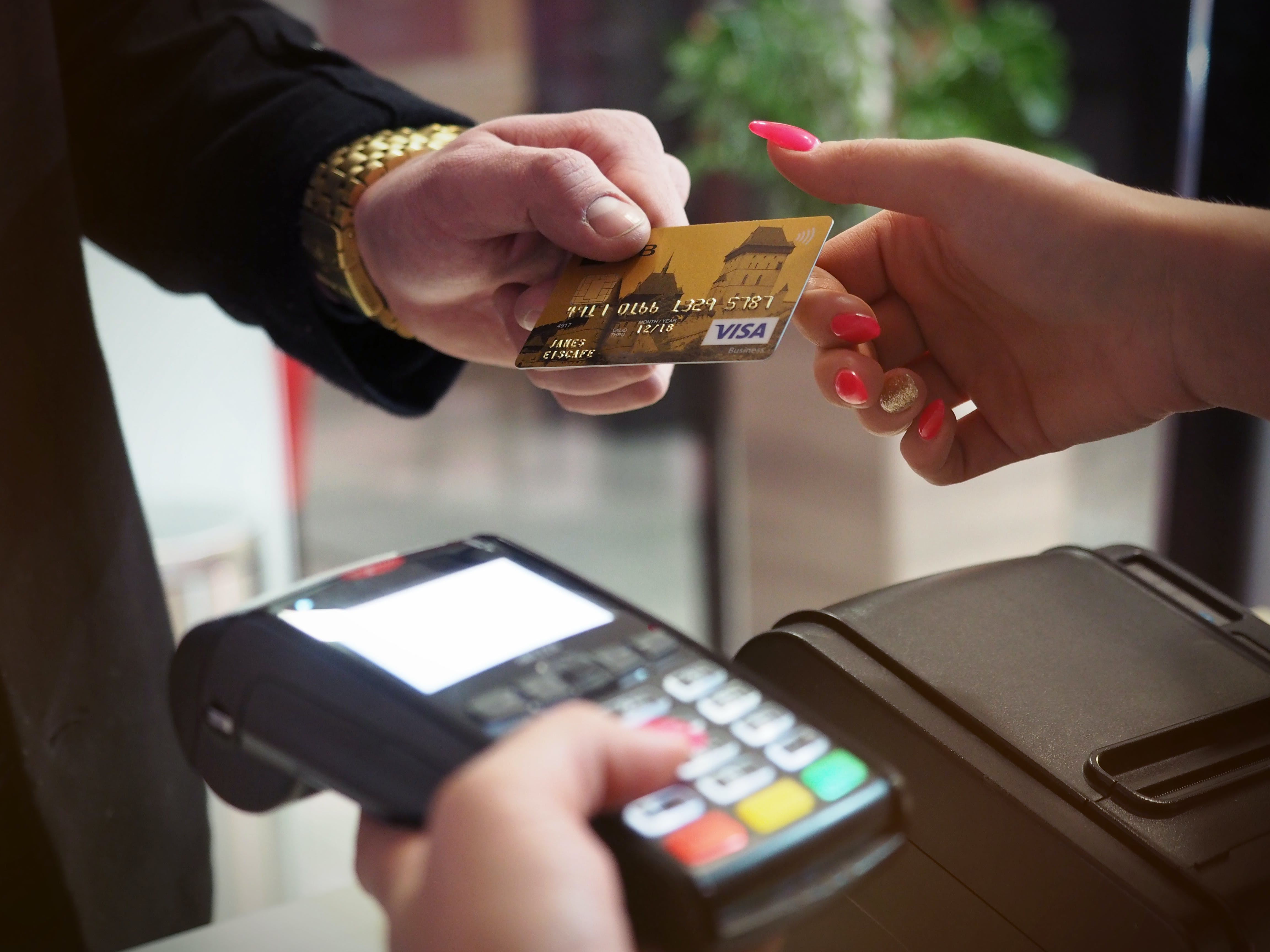 Jemand, der mit einer Kreditkarte bezahlt | Quelle: Pexels