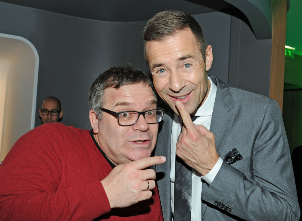 Fernsehmoderator Elton (links) und Kai Pflaume albern beim traditionellen Adventsessen der ARD im Bayerischen Hof in München am 08. Dezember 2017 herum. | Quelle: Getty Images