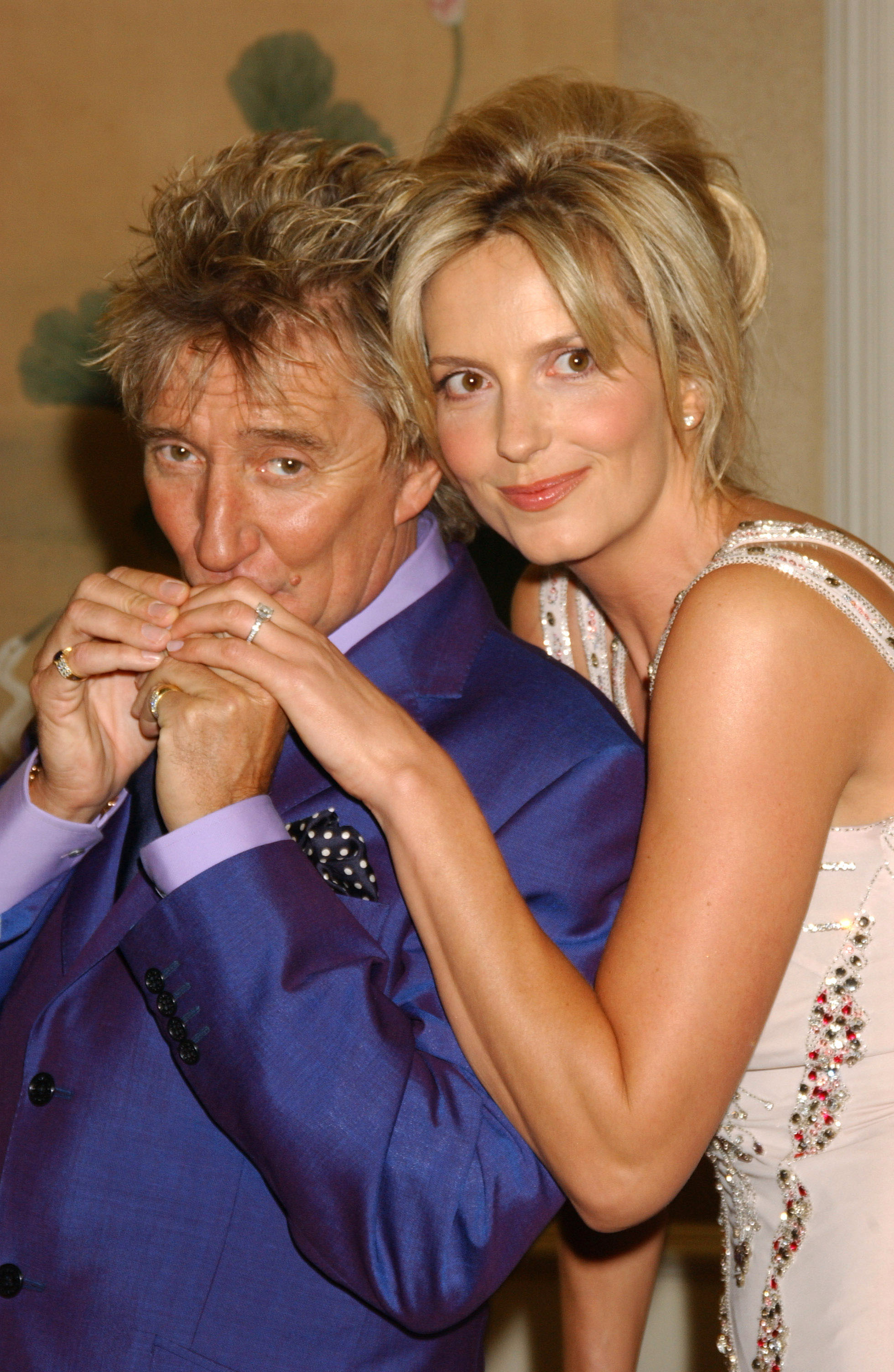 Rod Stewart und die Schauspielerin Penny Lancaster posieren nach der Bekanntgabe ihrer Verlobung im Savoy Hotel am 12. März 2005 | Quelle: Getty Images