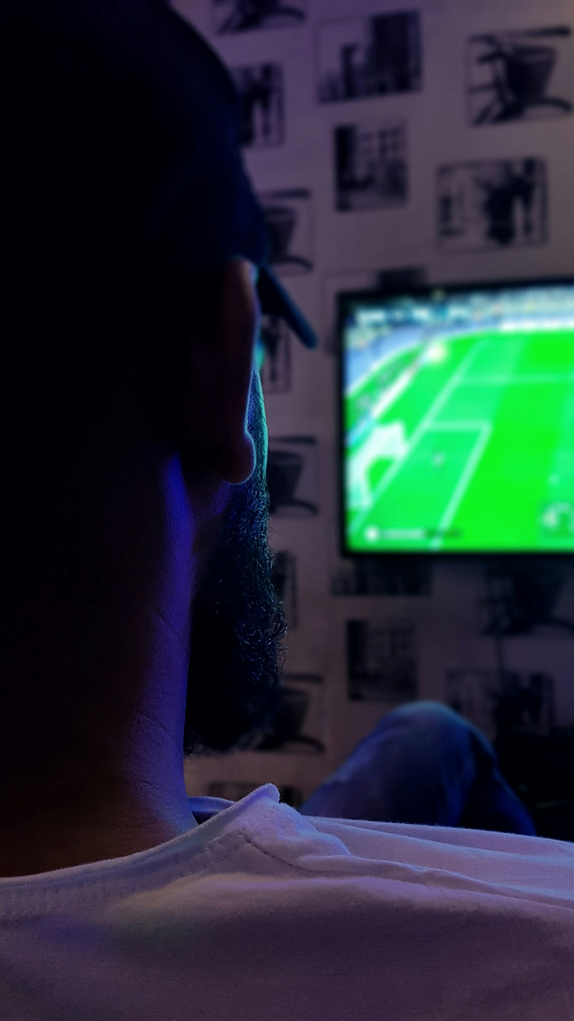 Mann schaut Sport im Fernsehen | Quelle: Unsplash