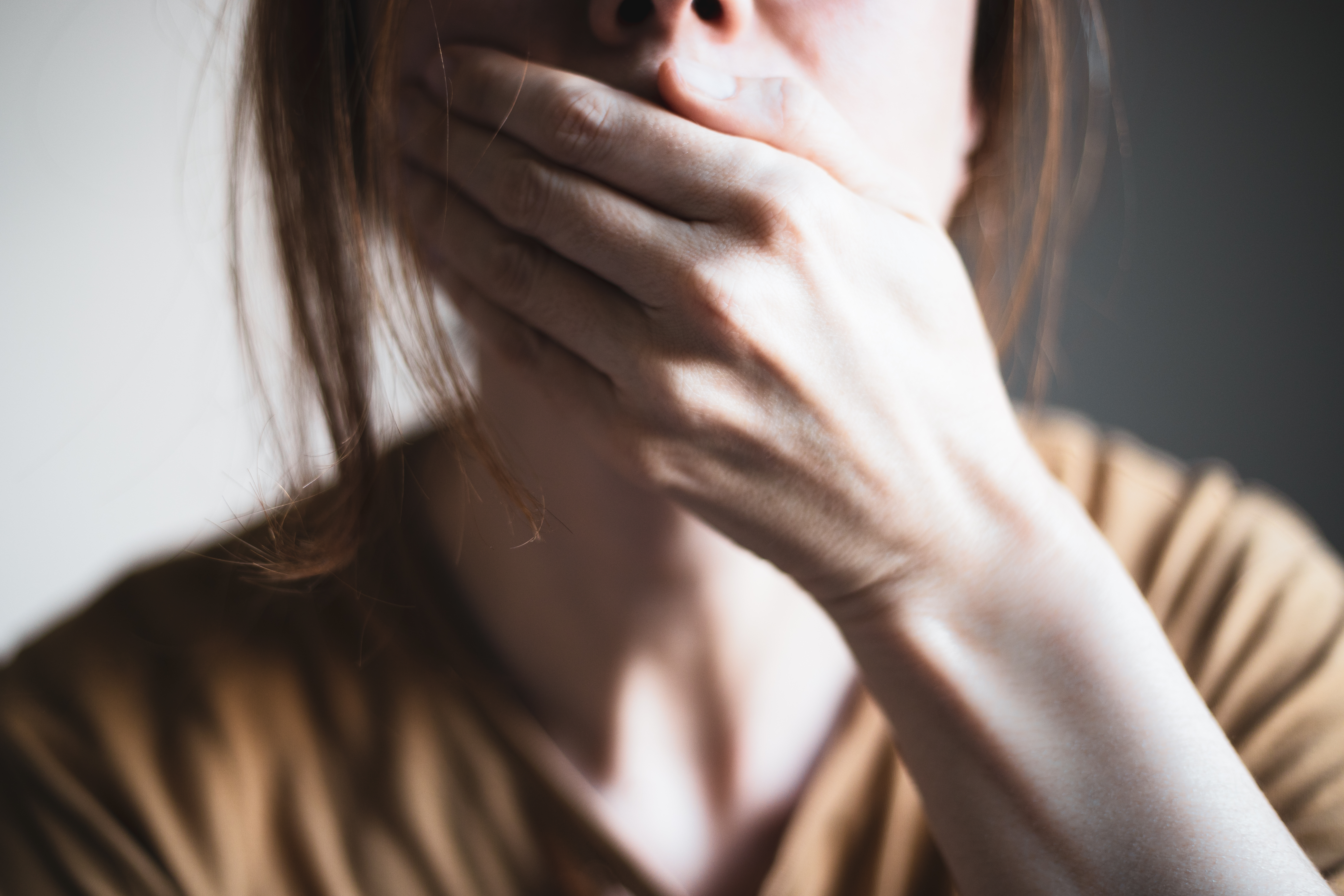 Eine Frau, die ihren Mund mit der Hand bedeckt | Quelle: Getty Images