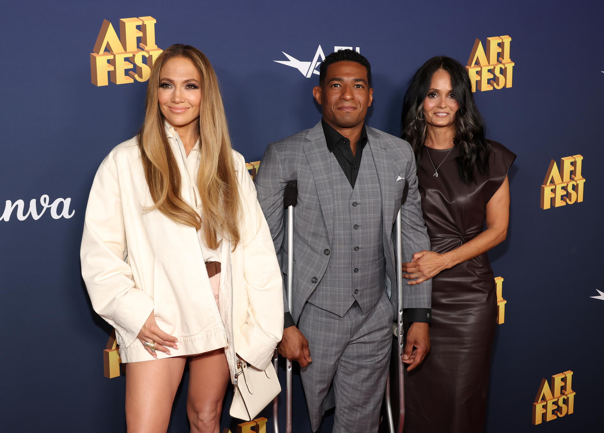 Jennifer Lopez, Anthony und Judy Robles. | Quelle: Getty Images