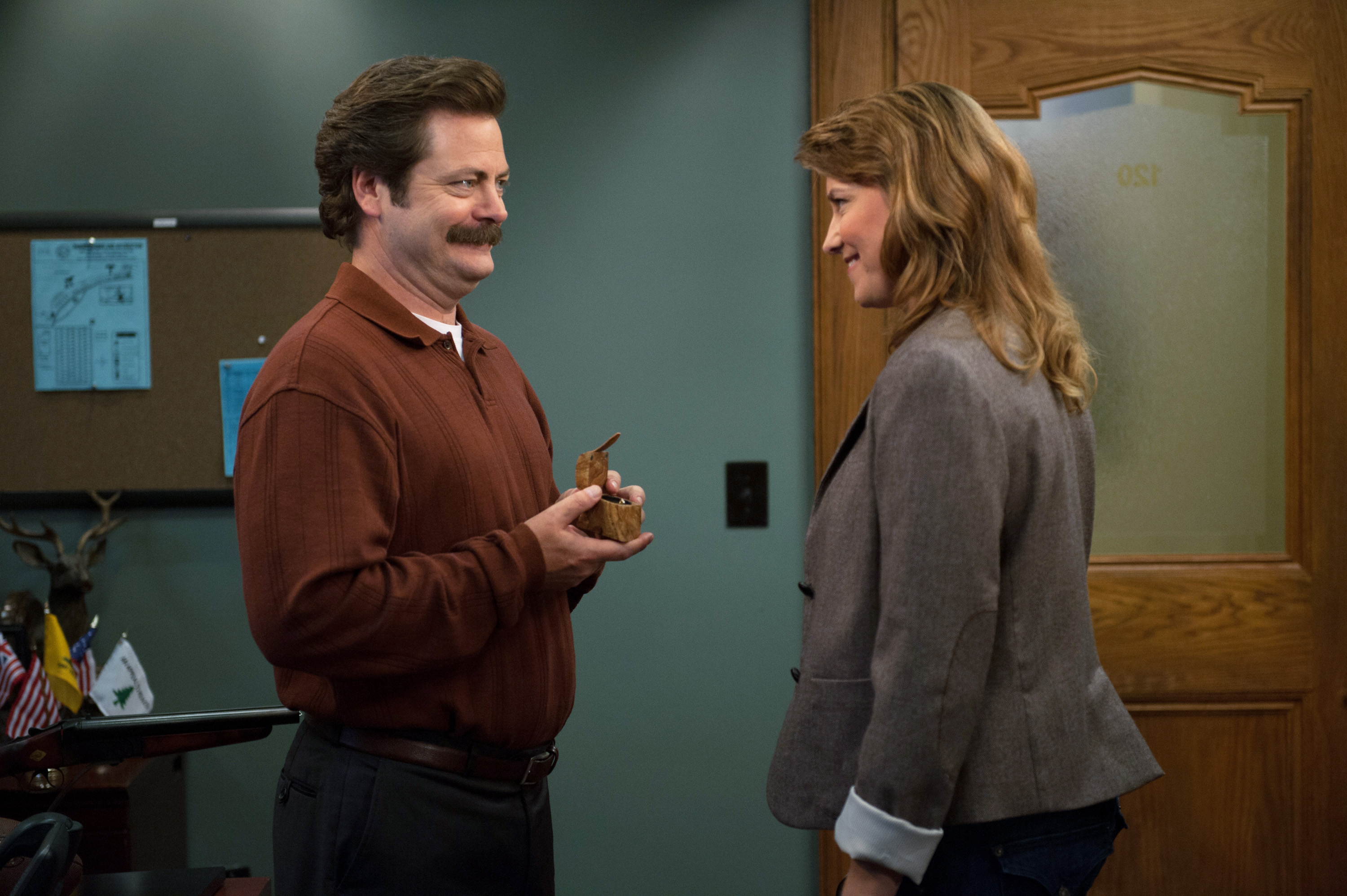 Nick Offerman als Ron Swanson, Lucy Lawless als Diane Lewis in "Parks and Recreation" am 06. August 2013 | Quelle: Getty Images