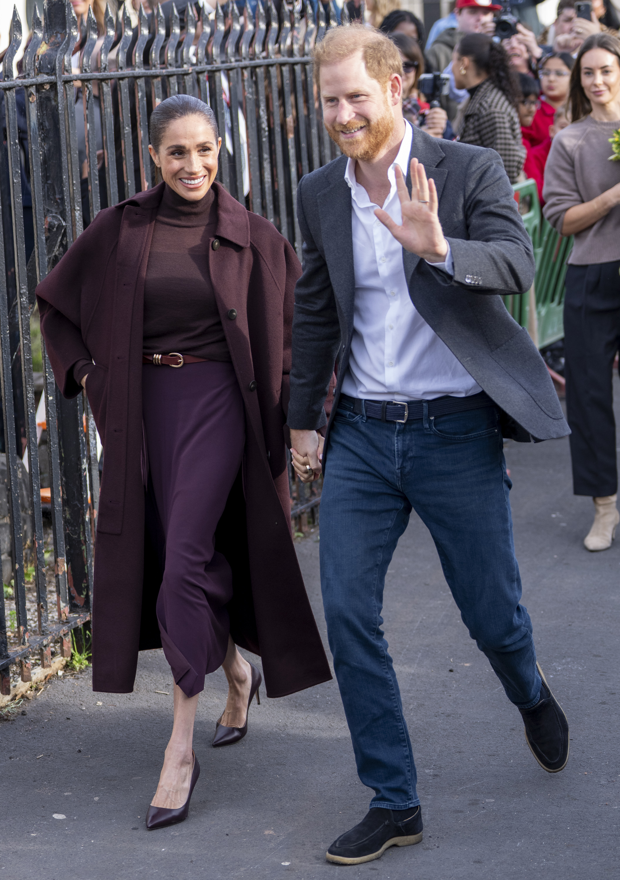 Harry und Meghan begrüßen Gratulanten im Community Recording Studio (CRS). | Quelle: Getty Images