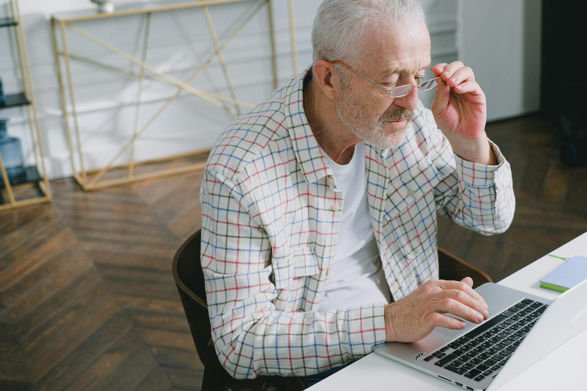 Starszy mężczyzna korzystający z laptopa | Źródło: Pexels