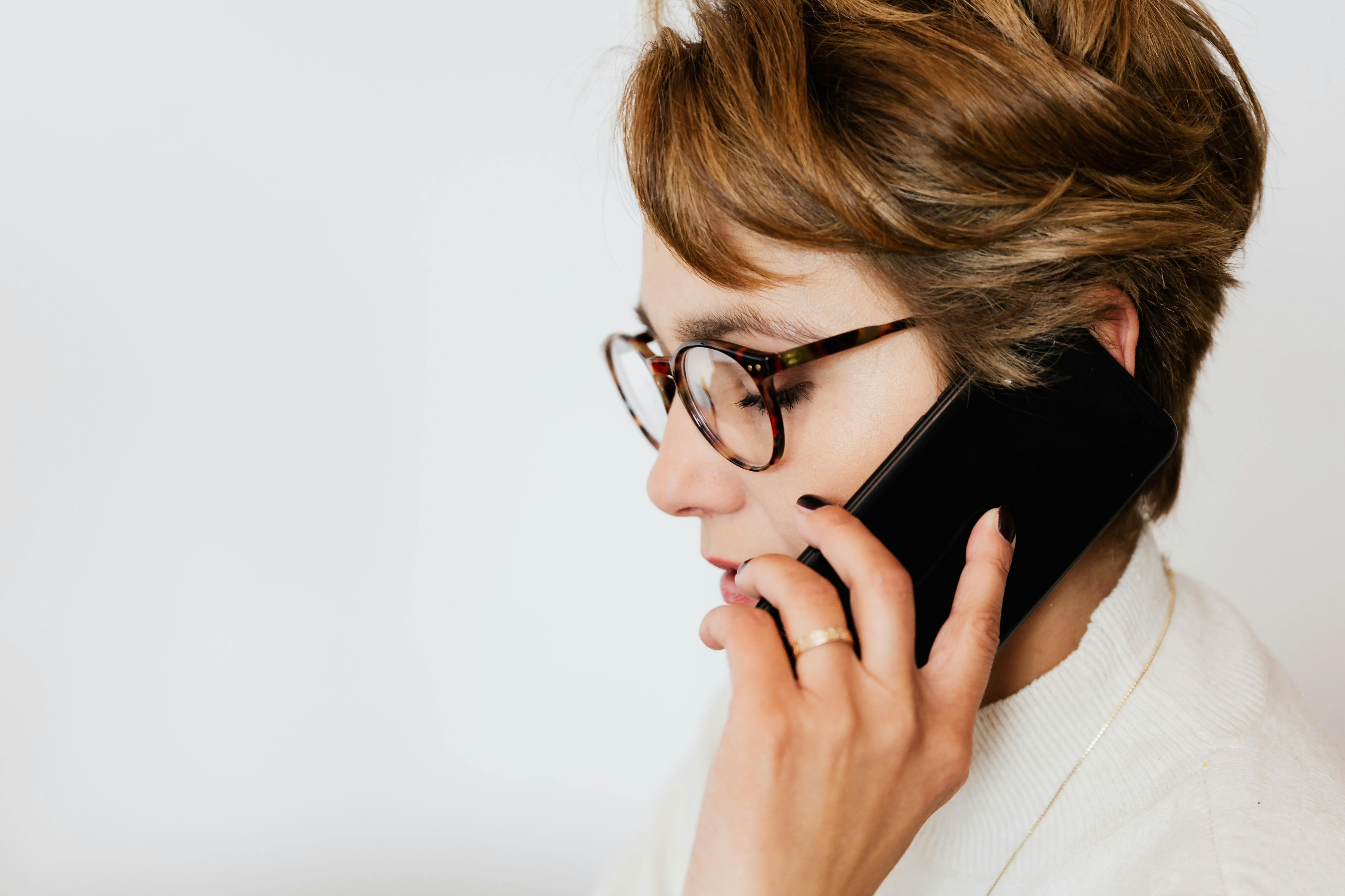 Eine Frau bei einem Anruf | Quelle: Pexels