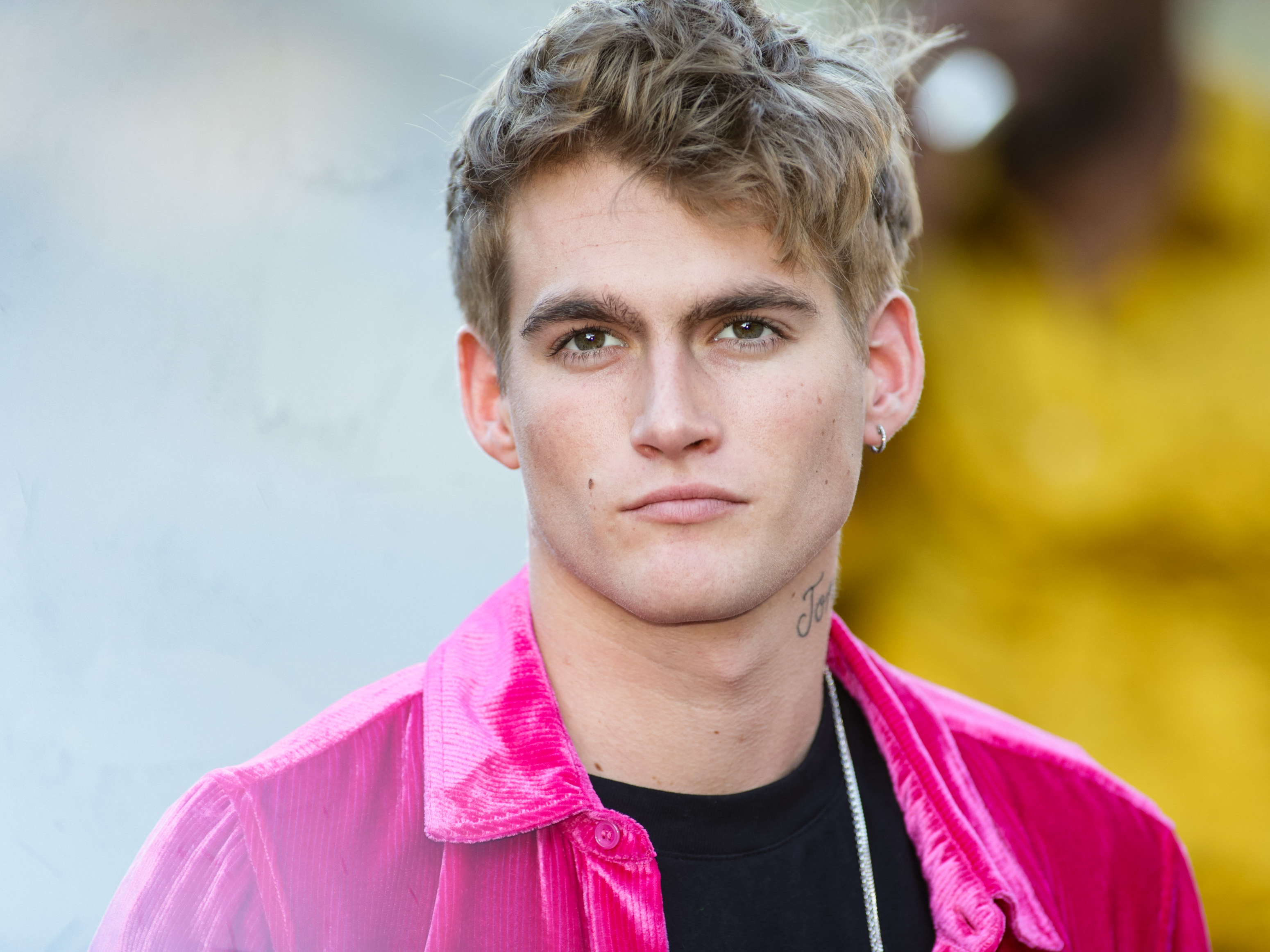 Presley Gerber sorgte am 3. Juni 2019 vor dem Brooklyn Museum, dem Austragungsort der CFDA Fashion Awards 2019 im New Yorker Stadtteil Brooklyn, für Aufsehen. Das junge Model setzte ein gewagtes modisches Statement in einem leuchtend pinkfarbenen Hemd aus zerknittertem Samt, das er über ein schlichtes schwarzes T-Shirt trug. Er unterstrich den High-Fashion-Look mit einer silbernen Kette, einem Creolen-Ohrring und seinem zerzausten, dunkelblonden Haar. | Quelle: Getty Images