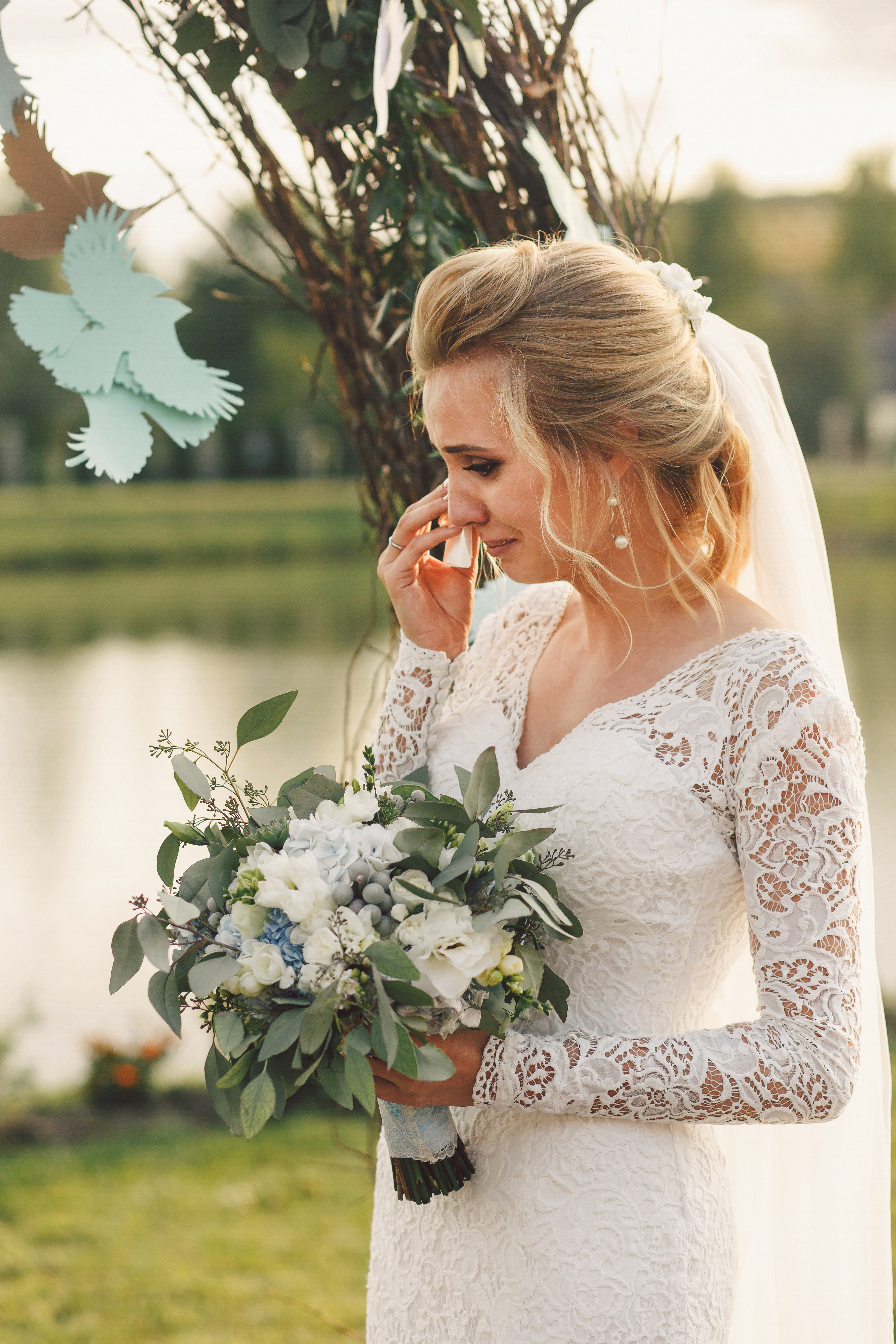 Eine weinende Frau bei ihrer Hochzeit | Quelle: Shutterstock