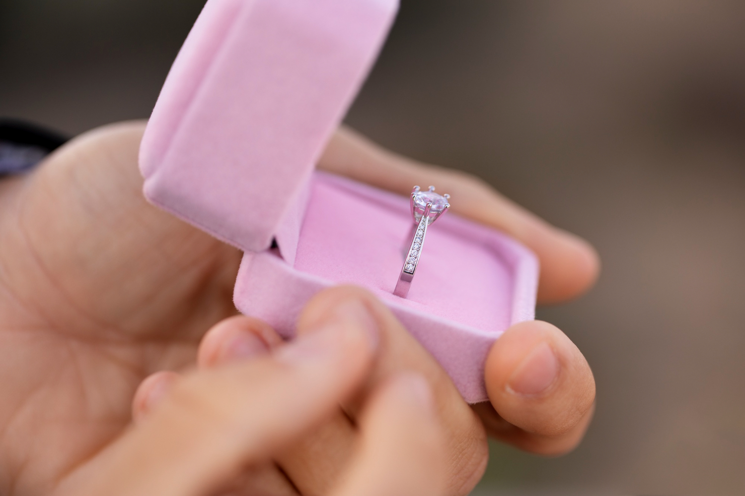 Ein Mann hält eine Ringschachtel | Quelle: Freepik
