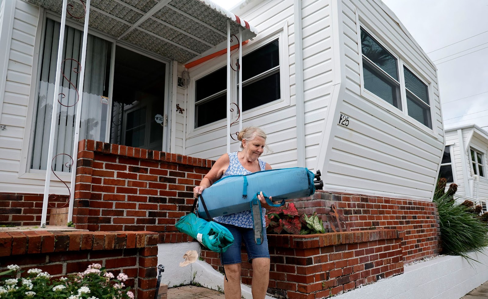 Eine Frau bereitet sich auf den Hurrikan Milton vor. | Quelle: Getty Images