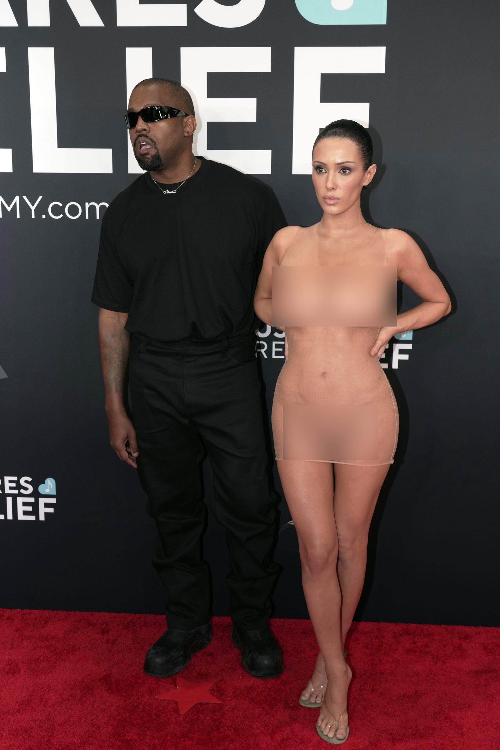 Kanye West und Bianca Censori besuchen die 67. jährlichen Grammy Awards am 2. Februar 2025 in Los Angeles, Kalifornien. | Quelle: Getty Images